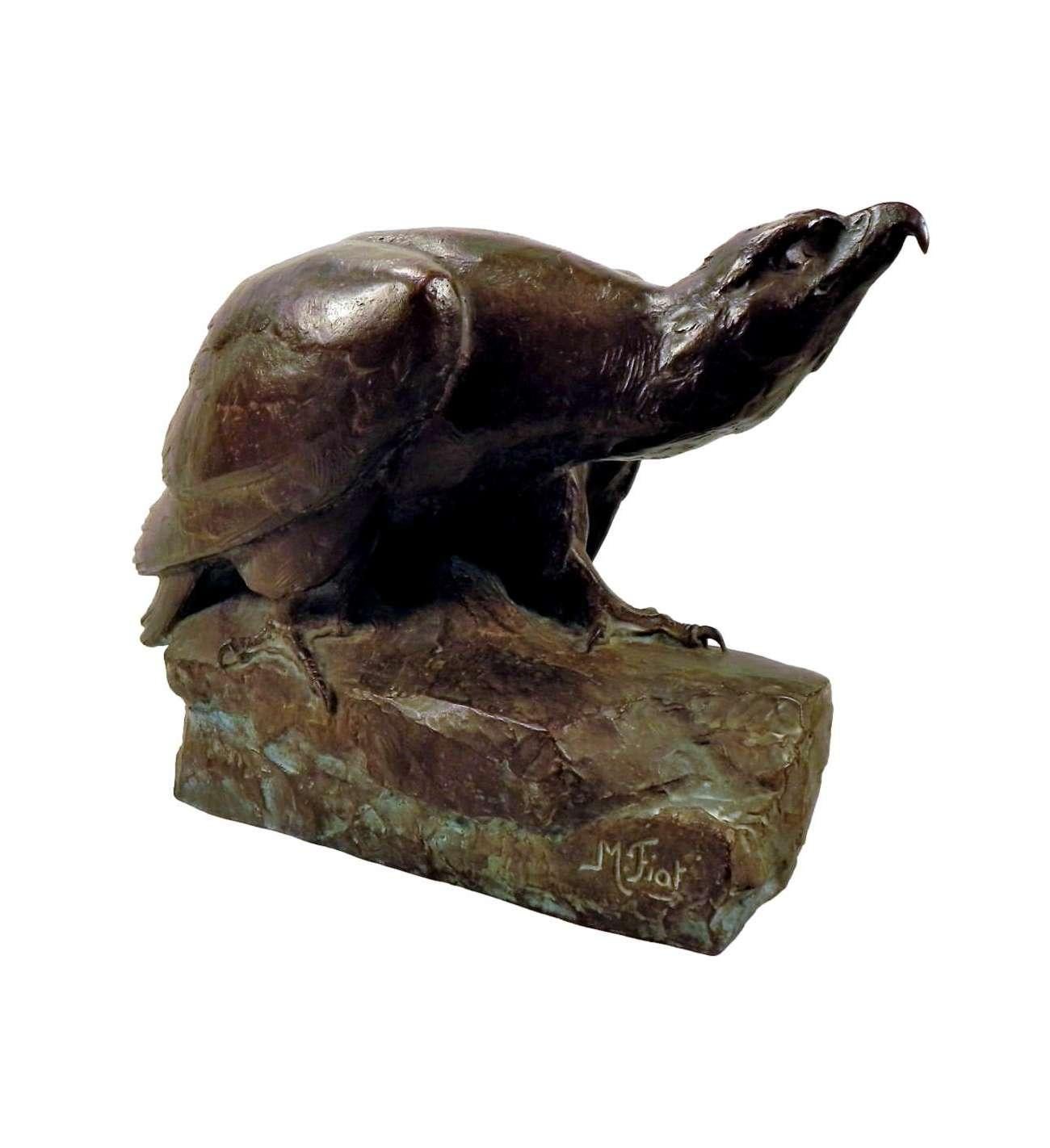 Modelo en bronce de buena calidad, de principios del siglo XX, de un Águila sobre una roca, también "Águila posada", de Maximilian Fiot (francés, 1886-1953). Este bronce, firmado "M. Fiot", con la inscripción "Susse Edts. Paris Cire Perdue", se