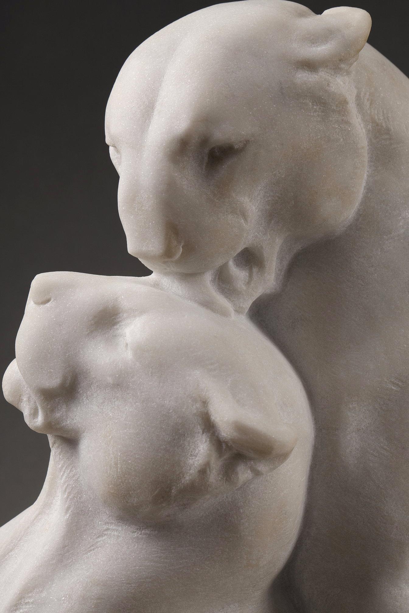 Les Panthères au repos - Gris Figurative Sculpture par Maximilien Fiot