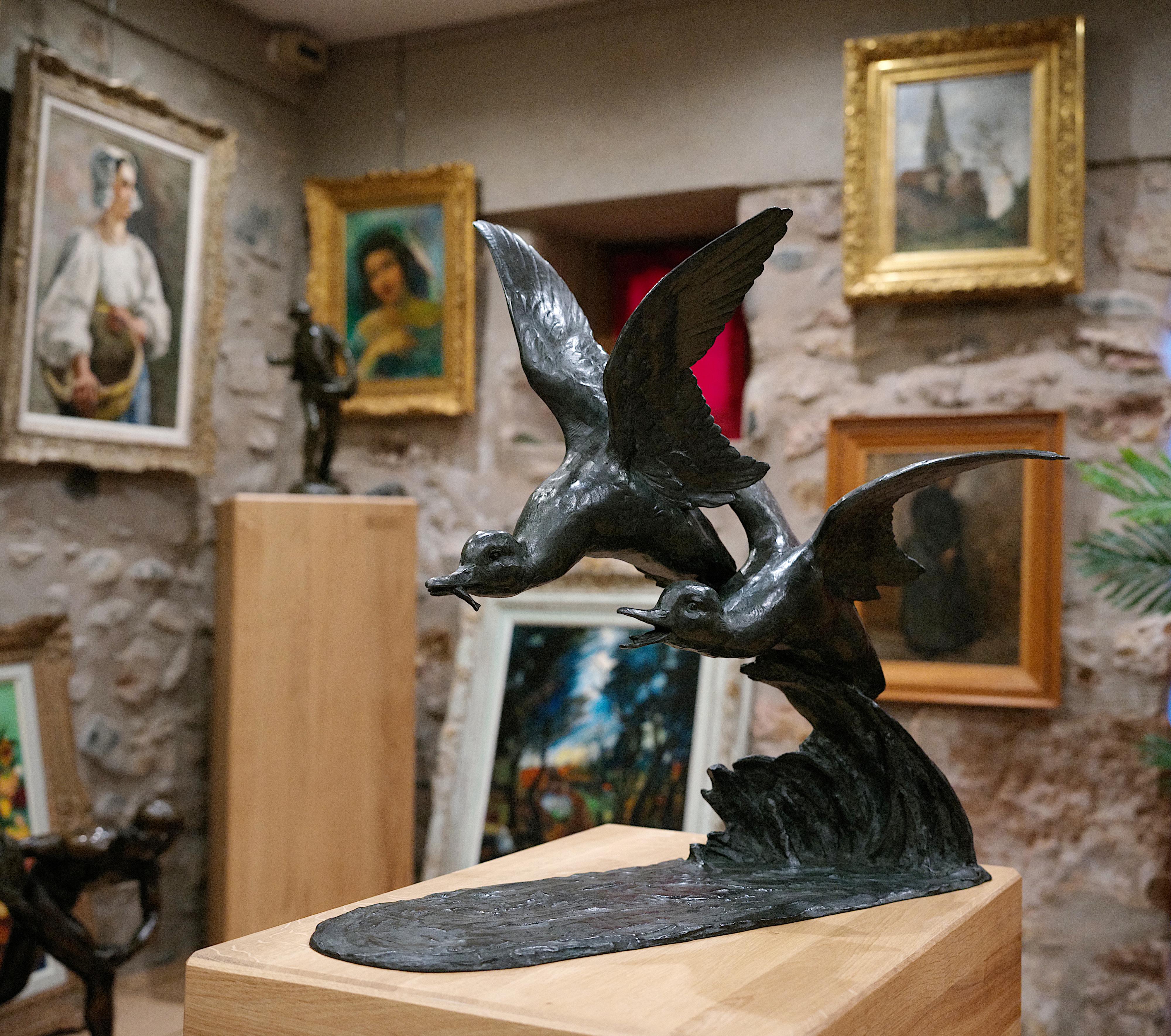 Coppia di anatre in volo sulle onde dell'oceano di Maximilien FIOT (1886-1953), Francia, anni '10 del XX secolo. Bronzo a cera persa - Doppia patina Rodin (nero sfumato di verde). Ecco la famosa e rara scultura di anatre che prendono il volo sulle