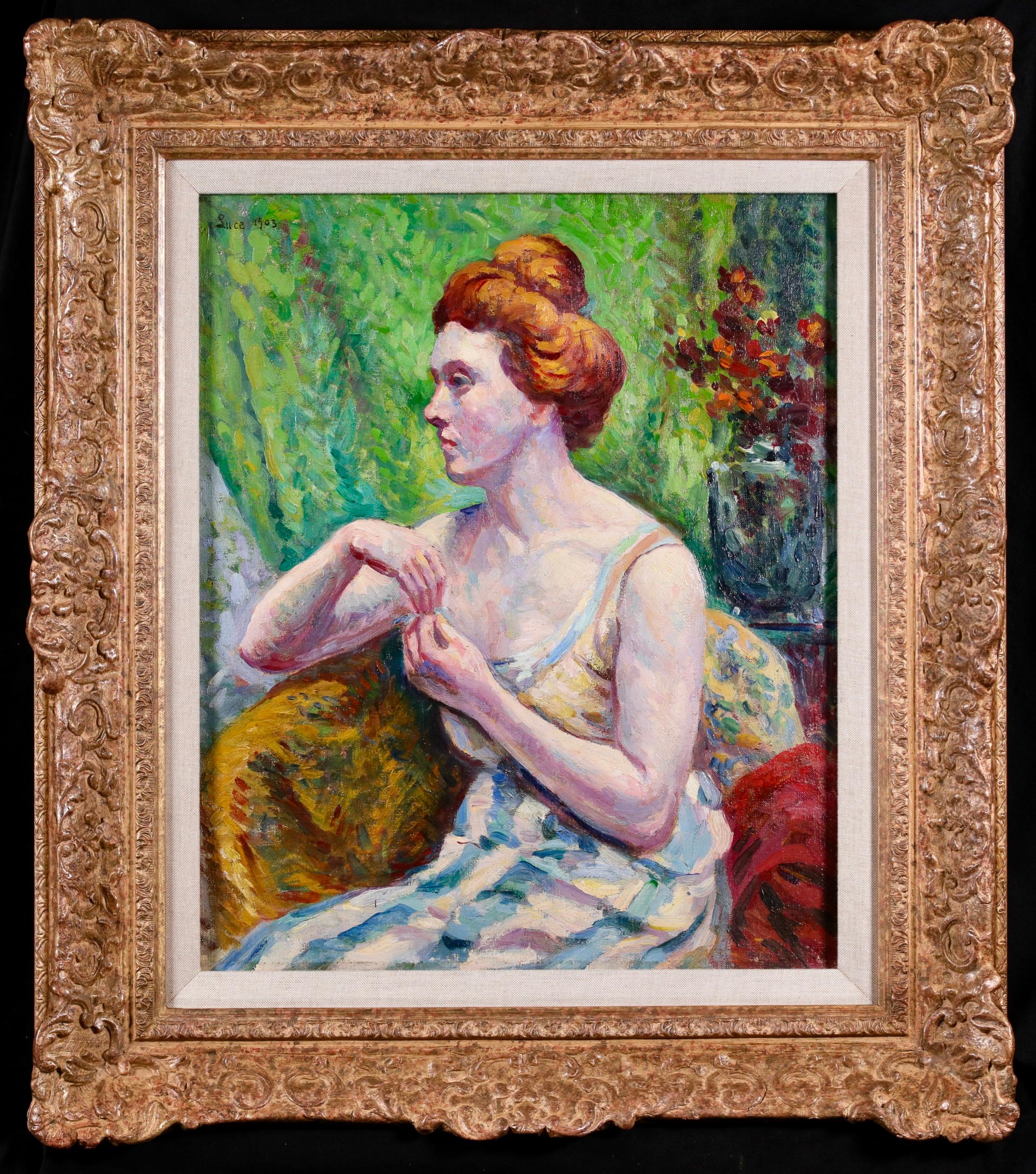 Ritratto olio su tela firmato e datato del pittore post impressionista Maximilien Luce. Il dipinto raffigura la moglie dell'artista, Ambroisine "Simone" Bouin, seduta su una sedia con un vaso di fiori alle spalle.

Firma:
Firmato e datato 1903 in