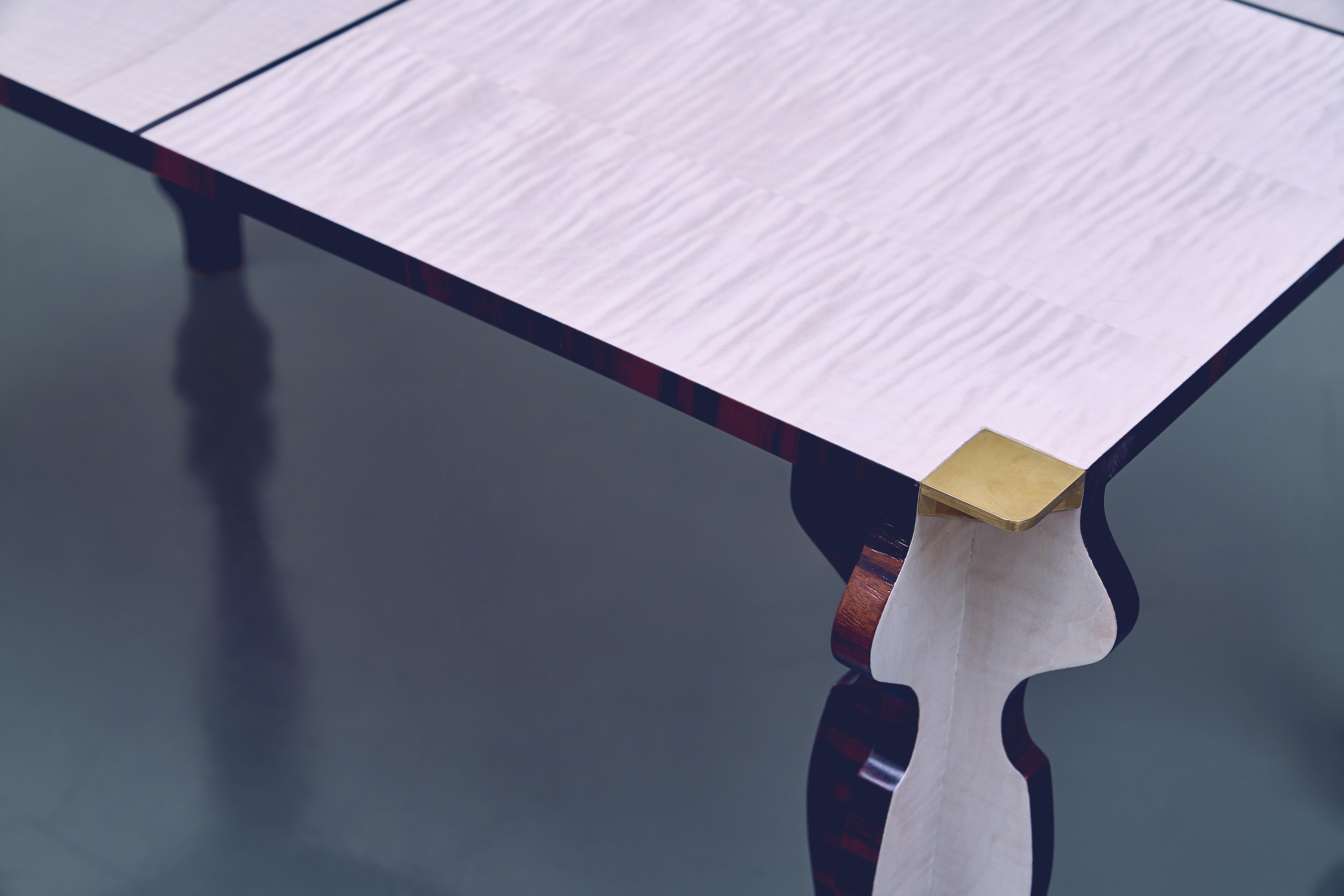 La simplicité des carrés géométriques droits mis en œuvre de manière classique et juxtaposés sur des pieds au style idéal distingue la table Maxine de beaucoup d'autres. Cette table de bureau est identifiée dans une expression Yin Yang, noir et