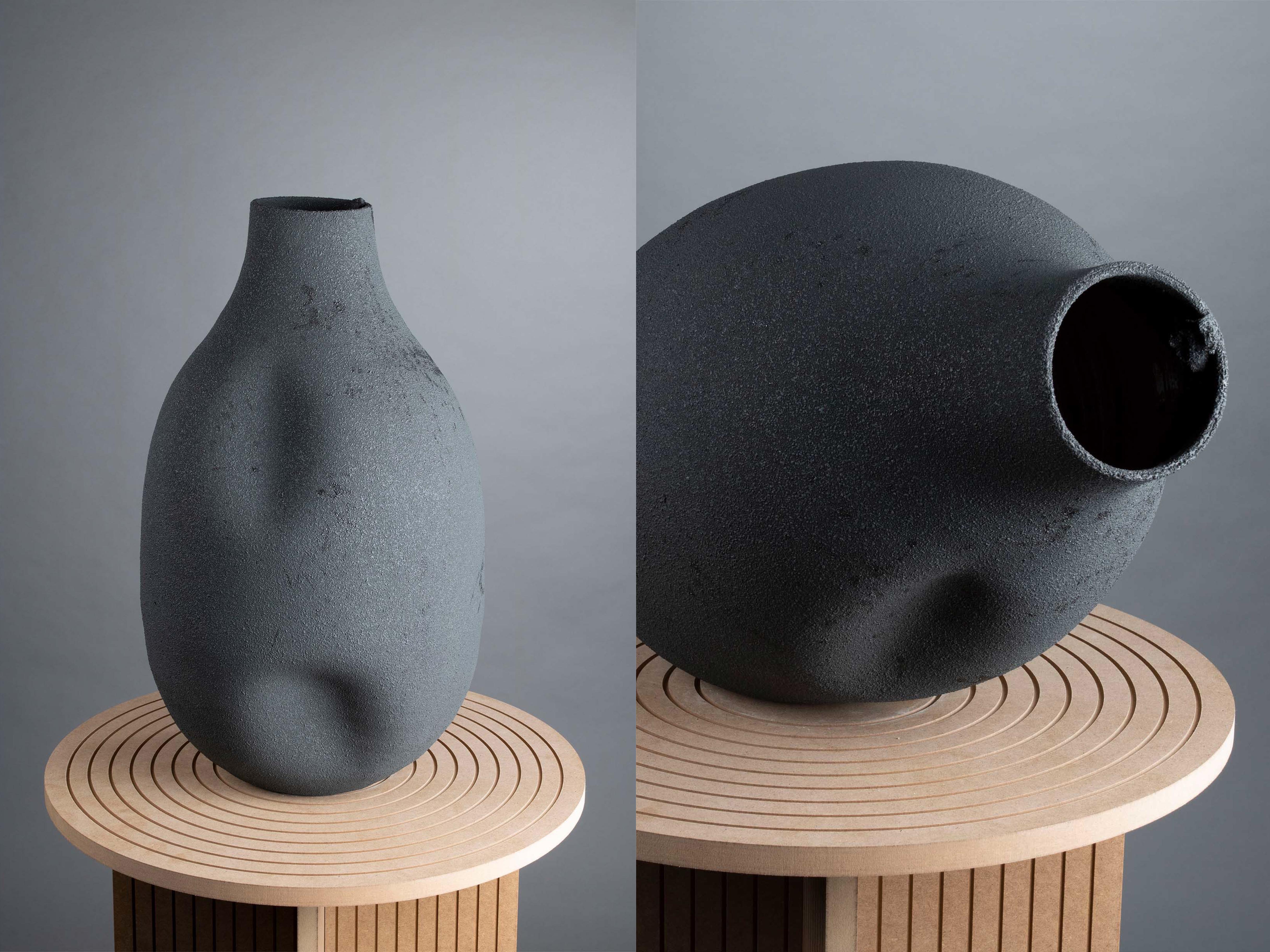 Maxi-Vases Antracit-Vase von Roman Sedina (21. Jahrhundert und zeitgenössisch) im Angebot