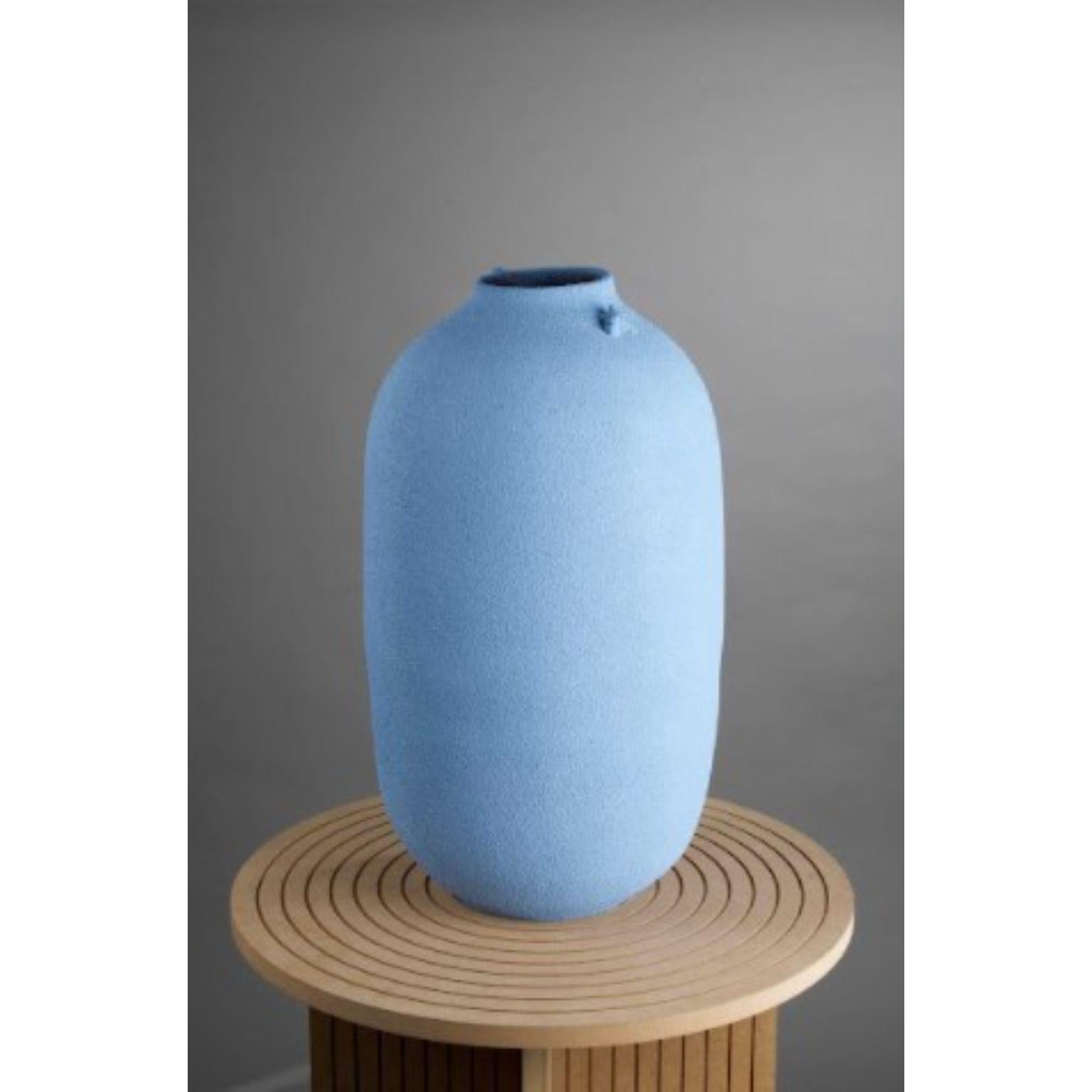 MaxiVases delftblaue vase von Roman Sedina
Abmessungen: D 30cm x H 60 cm
MATERIAL: Porzellan

Roman Sedina stammt aus der südböhmischen (Europaregion) Stadt Bechyne, die als Keramikzentrum der Nachkriegszeit bekannt ist. Sein Portfolio umfasst ein