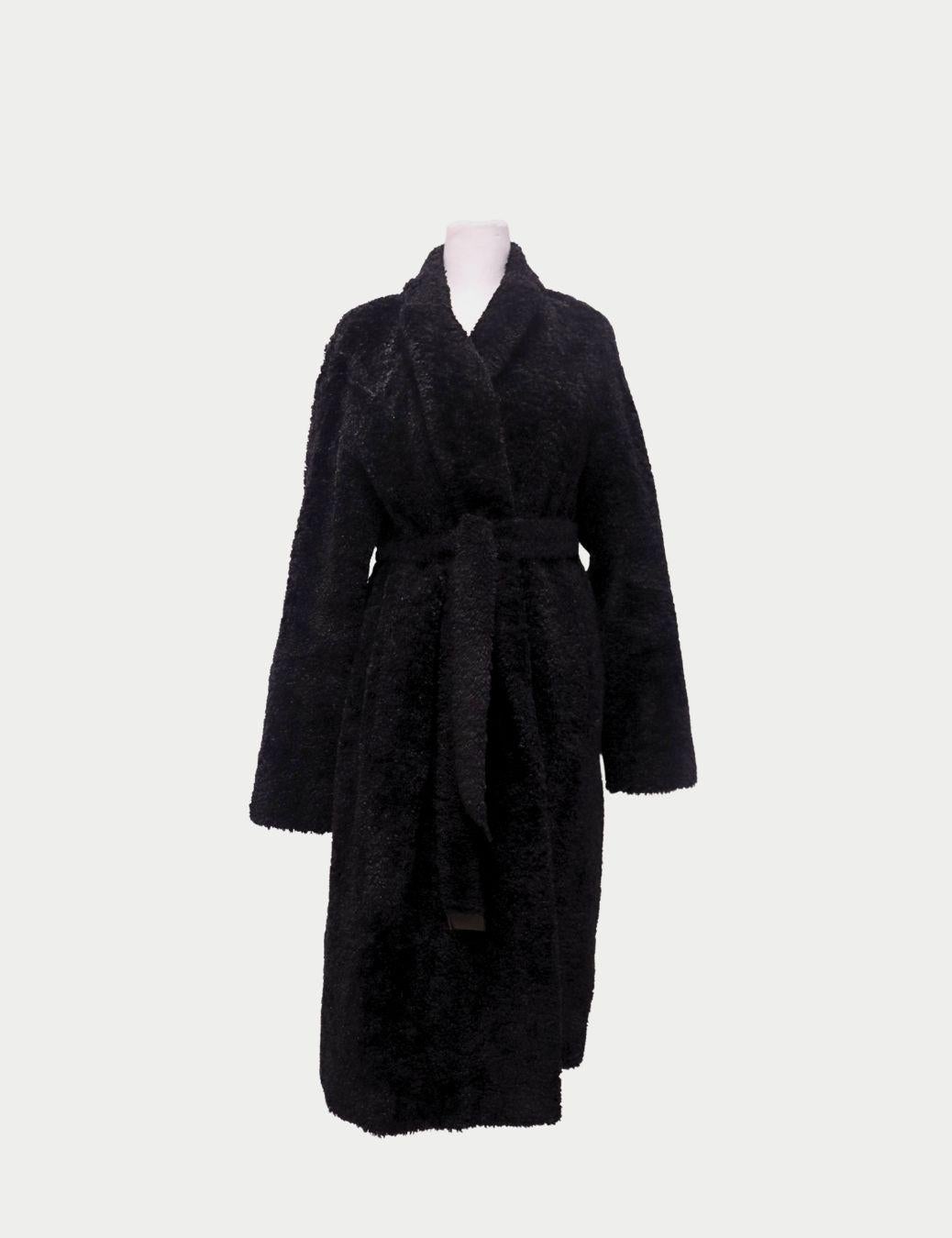 MaxMara Schwarzer Wickelmantel aus Wolle mit Gürtel

Zeitlos, elegant und mühelos luxuriös - dieser schwarze Wollmantel von MaxMara verkörpert die charakteristische Raffinesse des italienischen Hauses. Es ist aus einer plüschigen Wollmischung mit