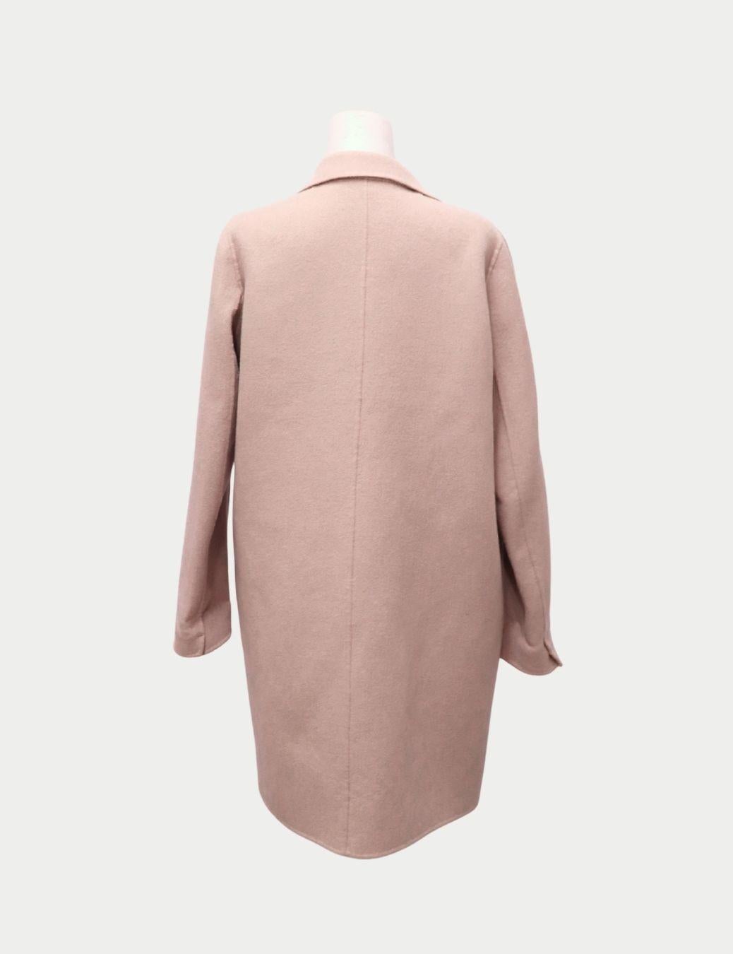 MaxMara Blush Wollmantel mit Kerbe am Revers und Knopfverschluss - US 8 / EU 40 im Zustand „Hervorragend“ im Angebot in Amman, JO