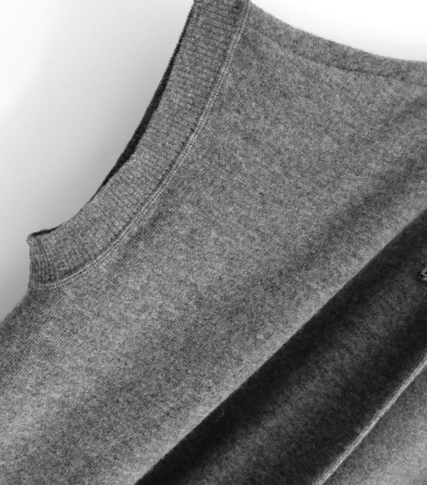 Cappotto cardigan con cappuccio MaxMara Leisure dal taglio rilassato e di lusso. Nuovo con tag. Realizzato in morbidissimo misto lana grigio, ha una vestibilità ampia e aperta, maniche corte a mantellina e cappuccio con coulisse. Taglia XS e