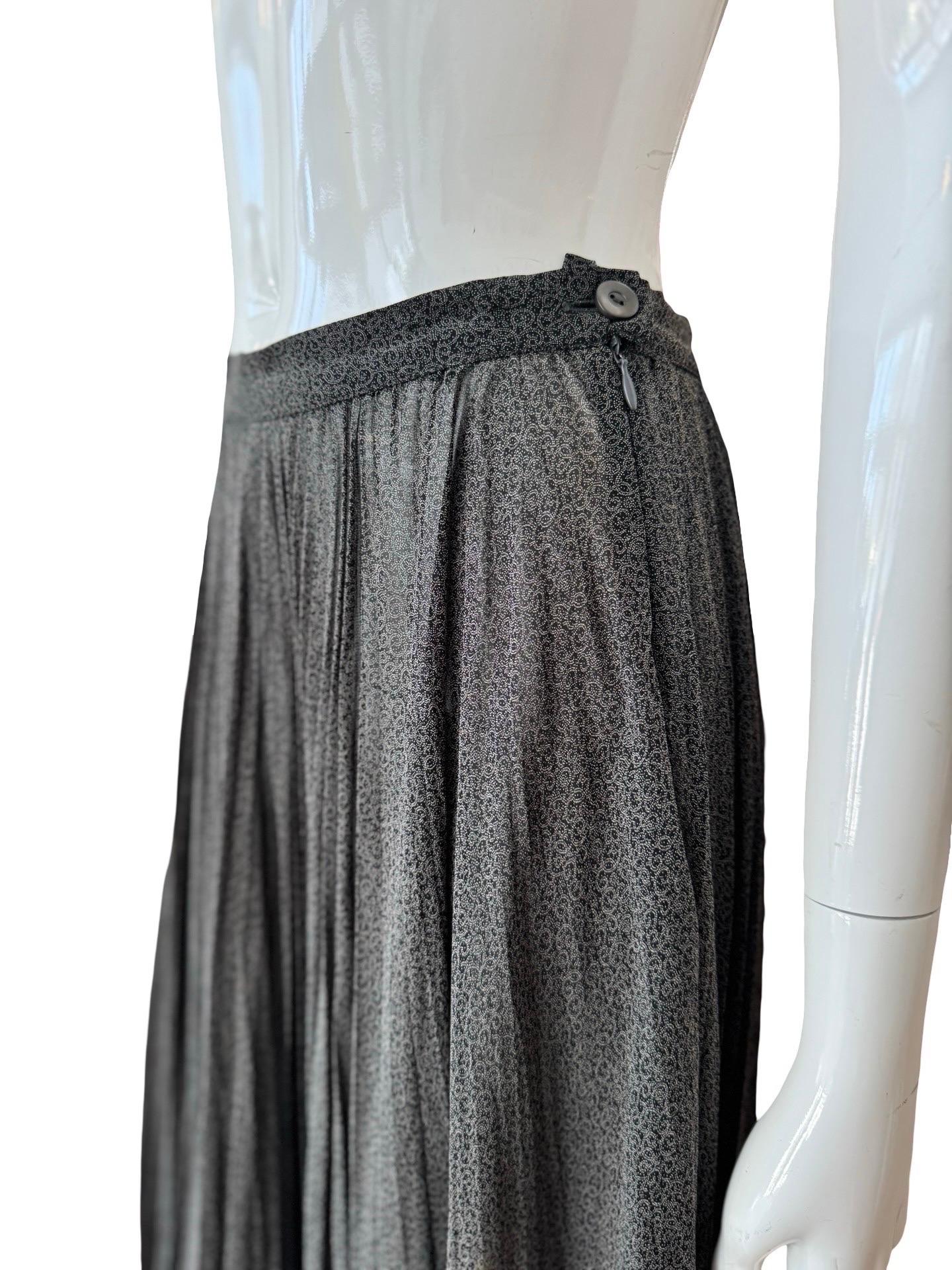 Preciosa falda midi plisada y fluida de Max Mara en un tejido de viscosa semitransparente con estampado micro paisley negro oscuro y crema.   Falda completa que se mueve maravillosamente cuando caminas.  El tejido es semitransparente y no lleva