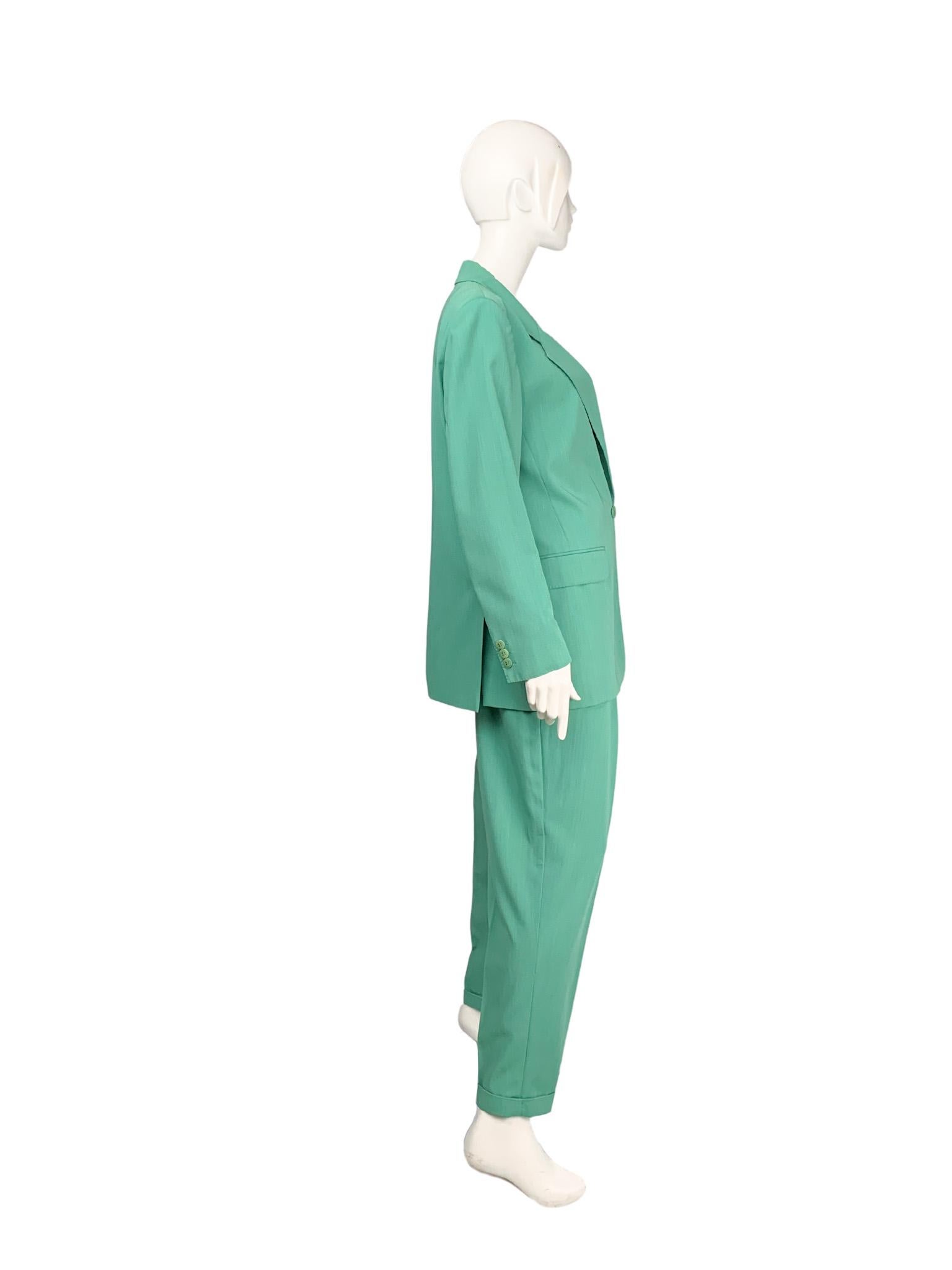 Max Mara women’s trouser suit in vibrant mint green colour. Includes a structured blazer and high-waist pleated pants.

Condition 9/10: excellent pre-owned condition, with no apparent signs of wear.

70% virgin wool, 30% viscose; soft, lightweight,