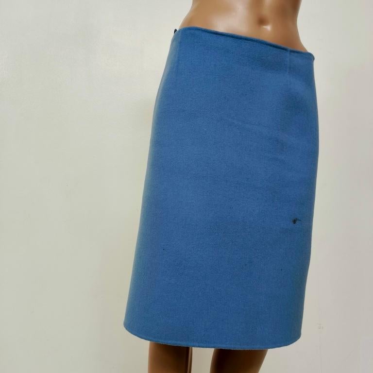 Immerse yourself in the understated sophistication that has made MaxMara Studio an international benchmark for refined Italian tailoring. This immaculate, hand-finished pencil skirt is cut from 100 % virgin wool woven in a compact double-face twill