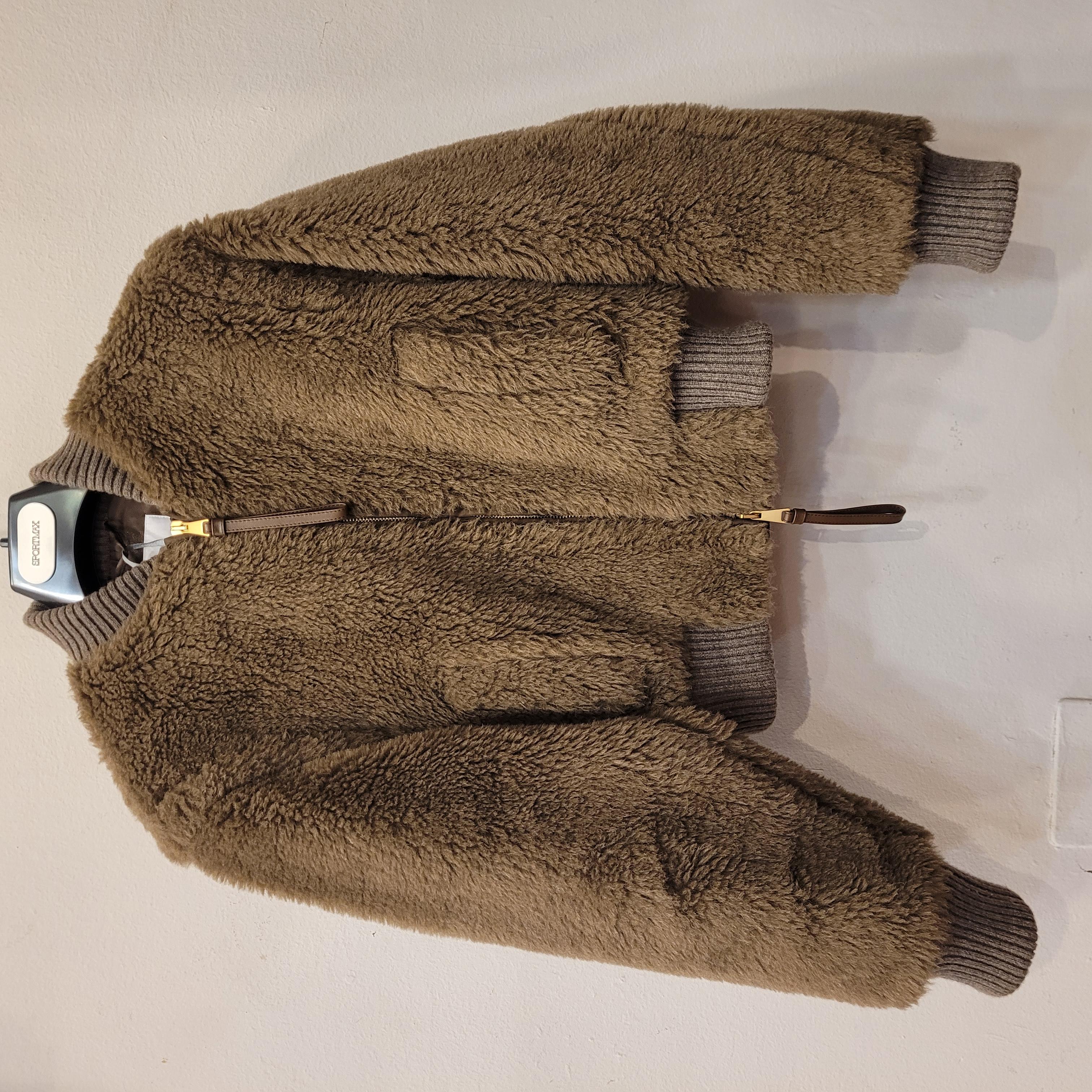 Gorgeous preowned Saturno Alpaca Blend Crop Bomber Jacket In Turtledove
Cropped bomber jacket in Teddy alpaca and wool with a slightly oversized line, with knitted collar, cuffs and edge. Lined in monogram fabric. Exposed metal zip closure with