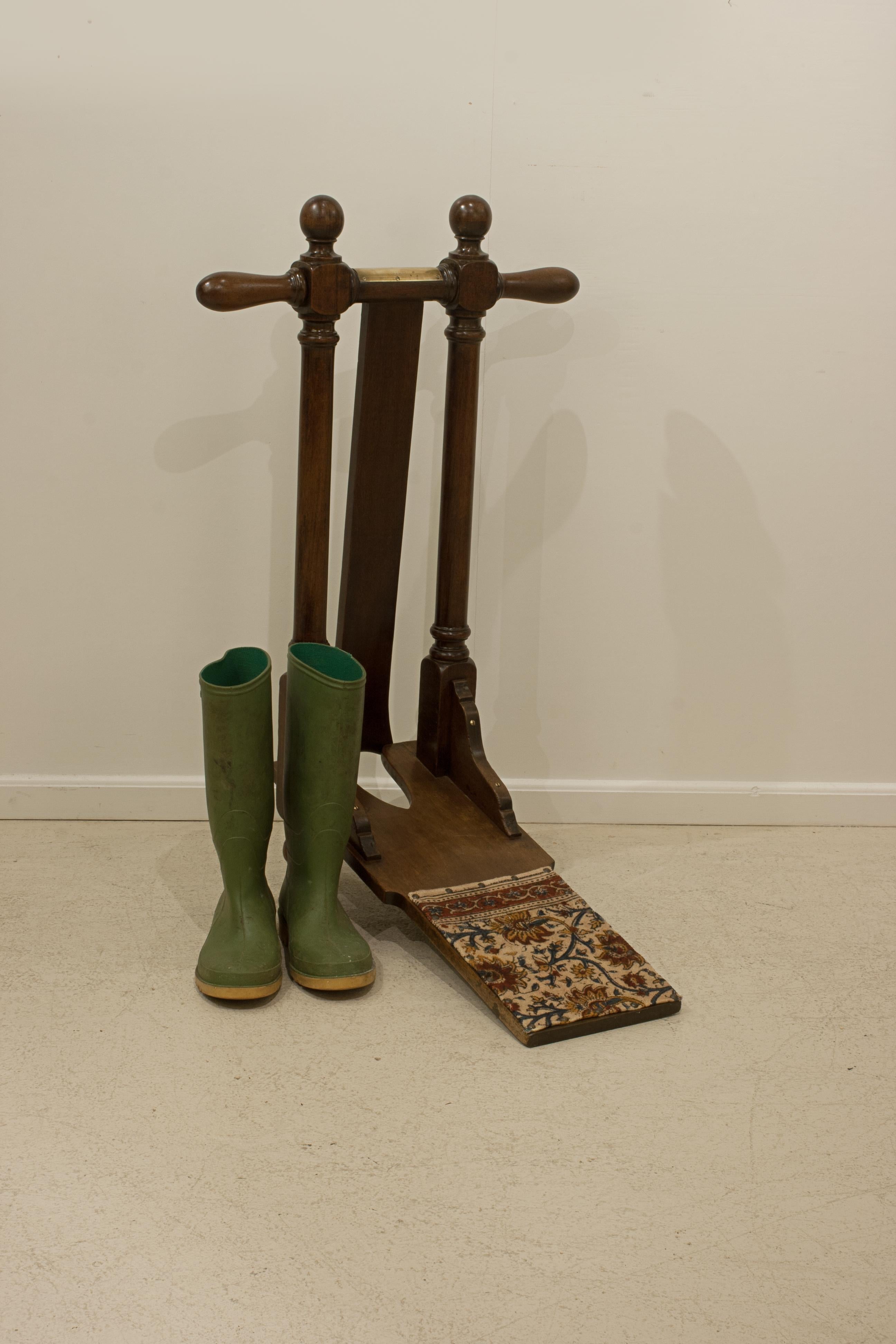 Ancien cric à bottes Henry Maxwell.
Un cric à bottes de bonne qualité fabriqué par Maxwell's of Dover Street, London. Ce beau cric de botte est en acajou et porte la plaque du fabricant en laiton. Le cric à bottes, dont le côté est bien tourné,