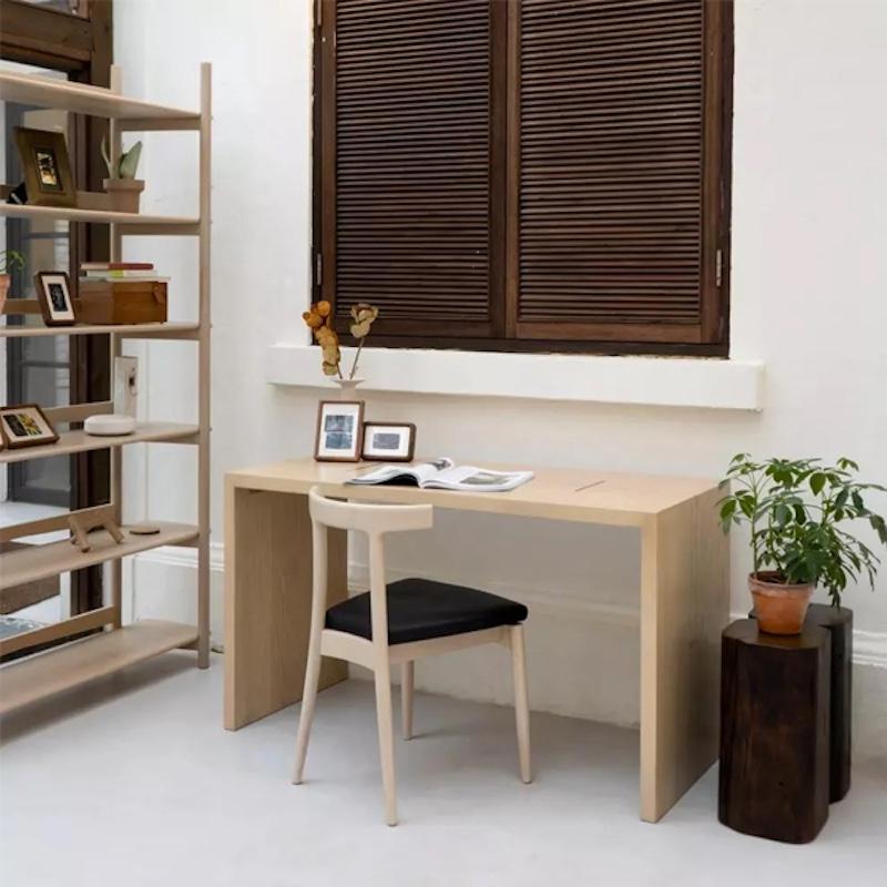 Die Kollektion Maxwell verbindet modernes Design mit natürlichen Materialien. Schlichte Formen werden mit Edelstahleinlagen in Messing- oder Nickelausführung kombiniert, um eine elegante und anspruchsvolle Ästhetik zu schaffen.

52
