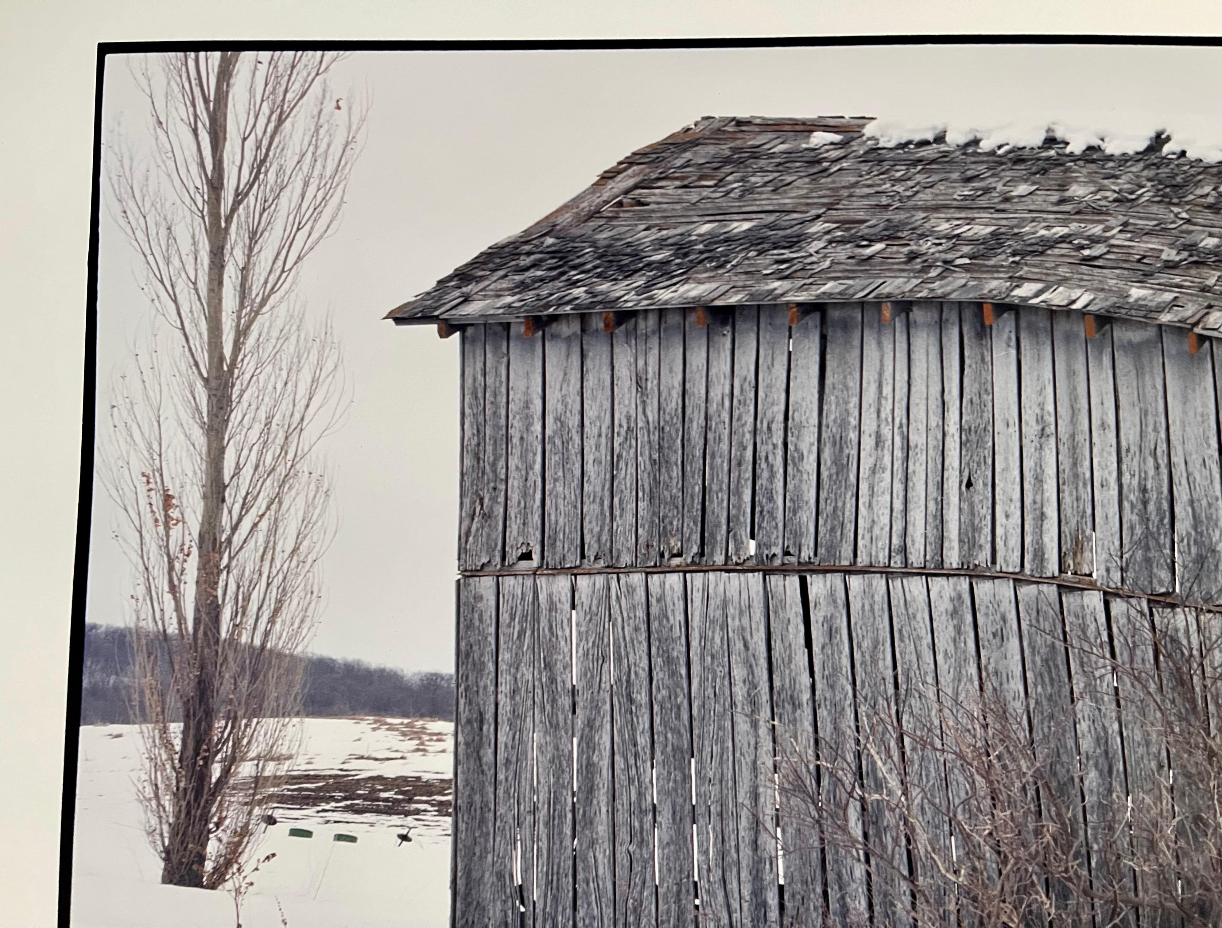 Barn in Snow, paysage d'hiver, grande photographie en couleur Panoramic signée - Gris Landscape Photograph par Maxwell Mackenzie