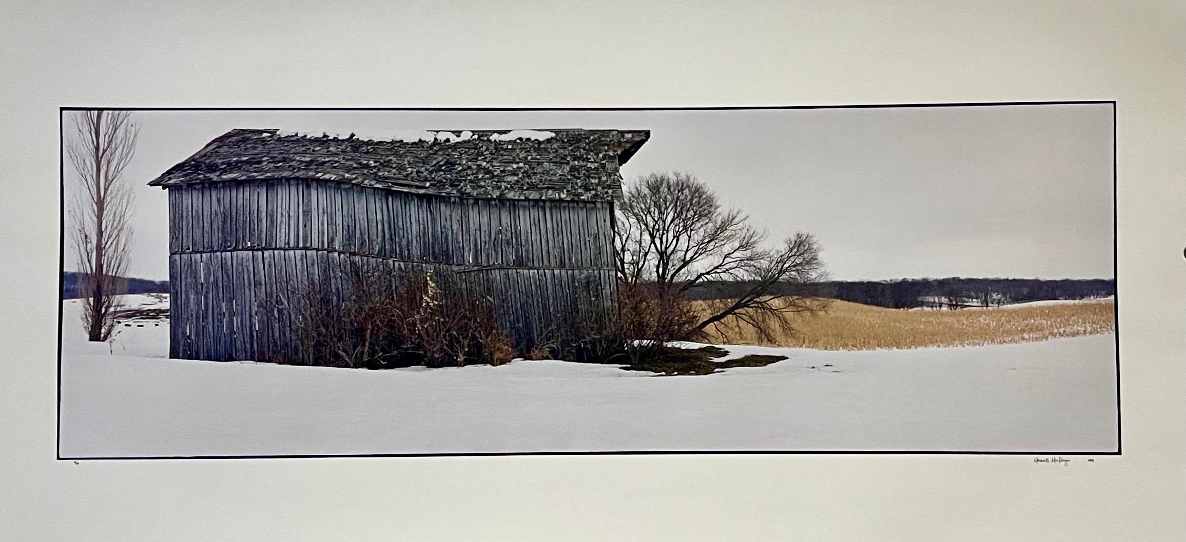 Barn in Snow, paysage d'hiver, grande photographie en couleur Panoramic signée en vente 1