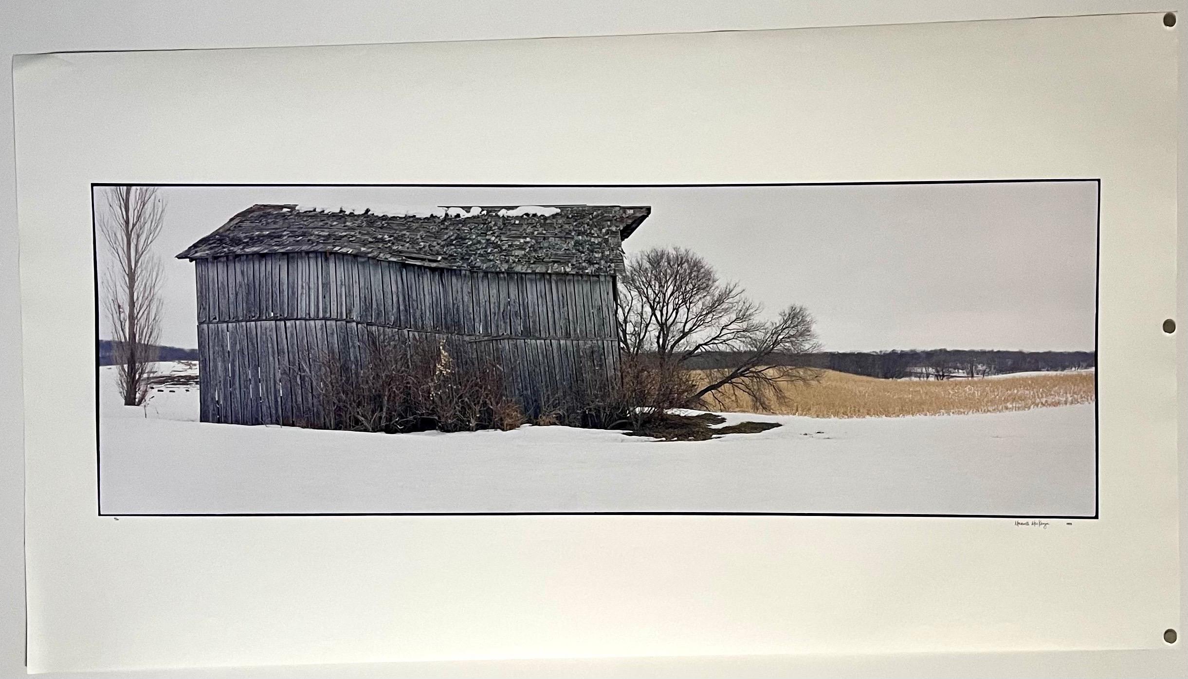 Barn in Snow, paysage d'hiver, grande photographie en couleur Panoramic signée en vente 2