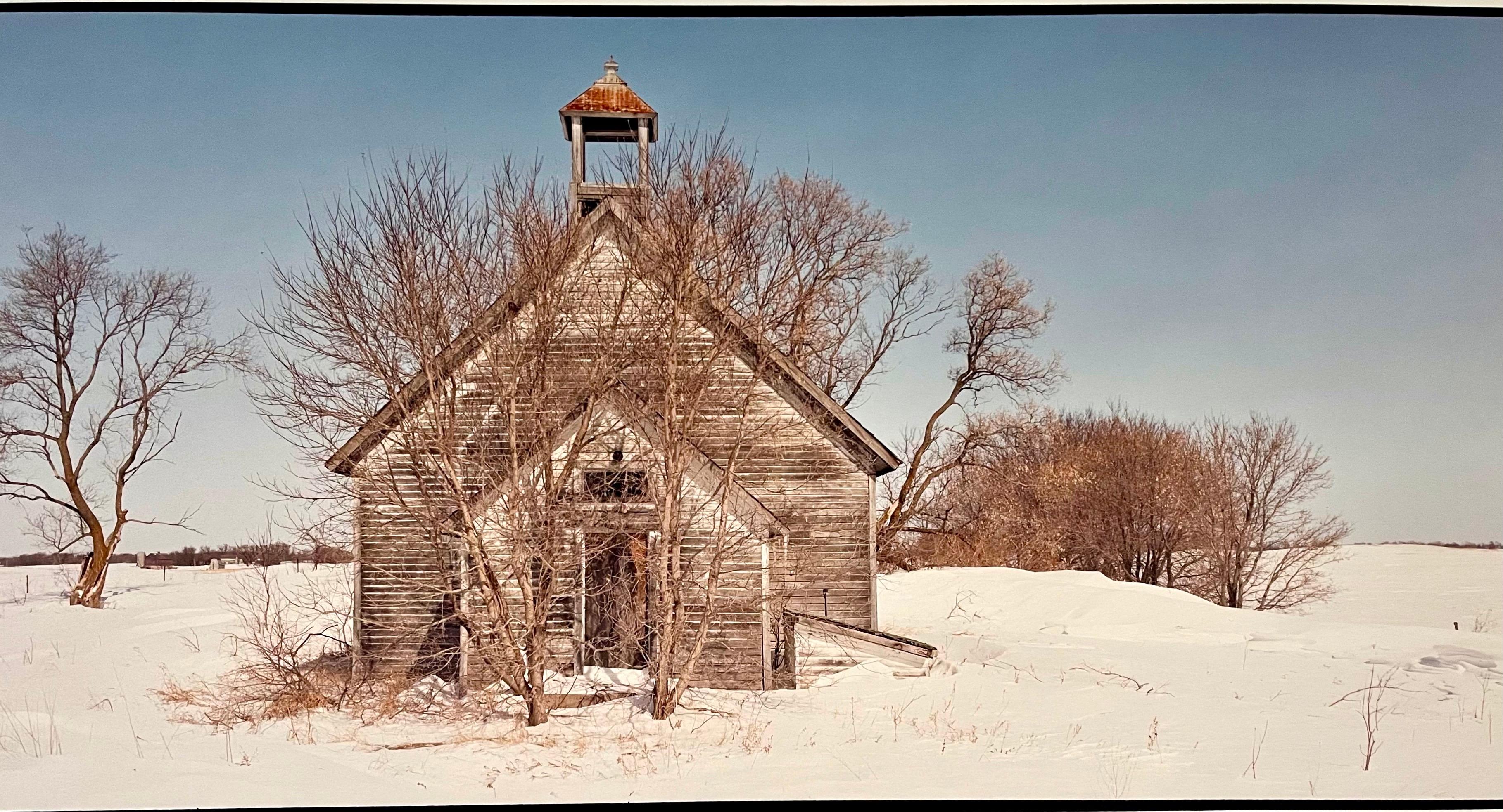 Everts Township Schulhaus, Winter, große Panoramik-Farbfotografie, signiert  – Photograph von Maxwell Mackenzie