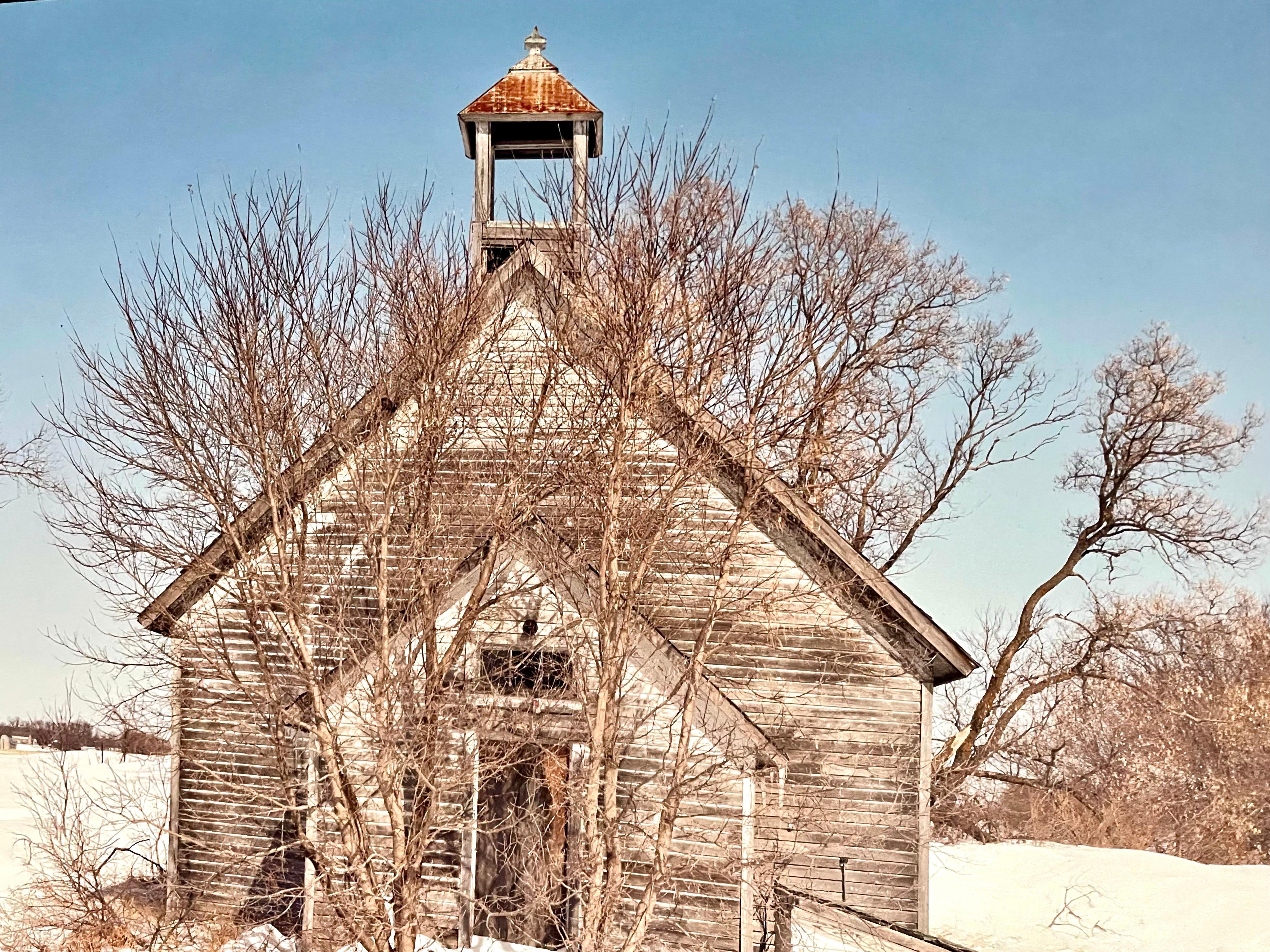 Maison d'école d'Everts Township, hiver, grande photographie en couleur Panoramic signée  - Réalisme américain Photograph par Maxwell Mackenzie
