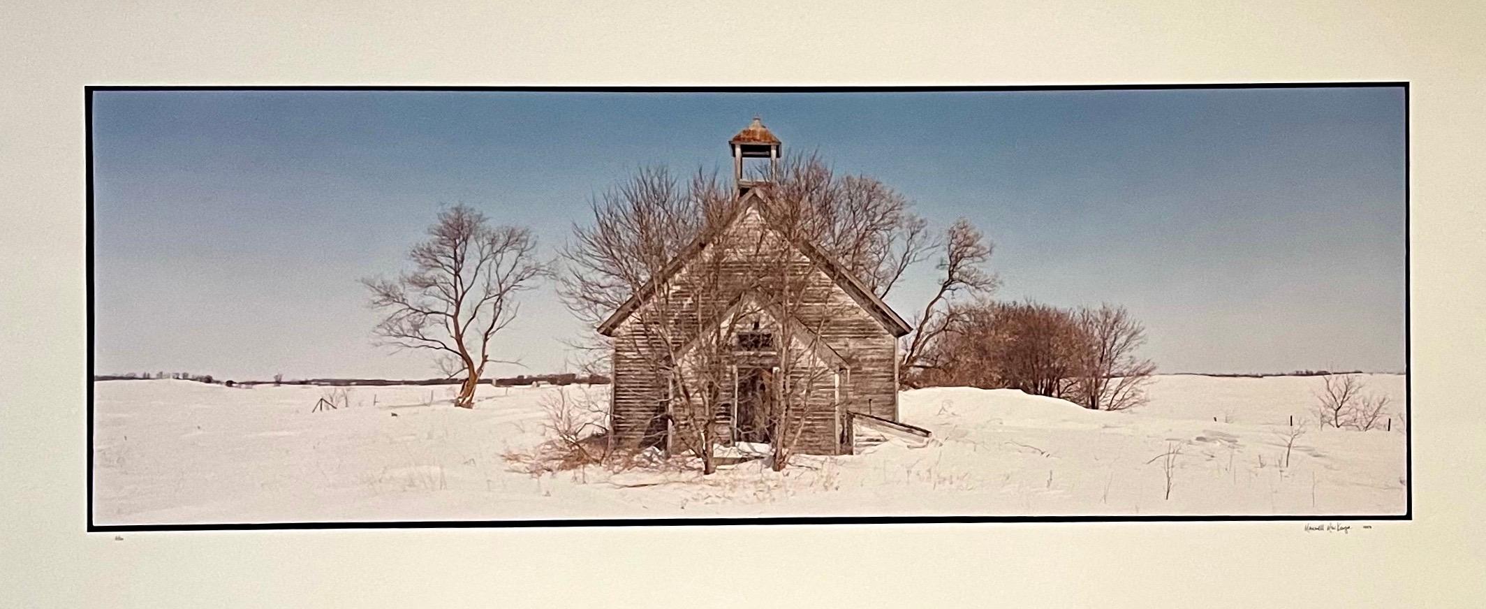 Landscape Photograph Maxwell Mackenzie - Maison d'école de Everts Township, hiver, grande photographie couleur Panoramic signée