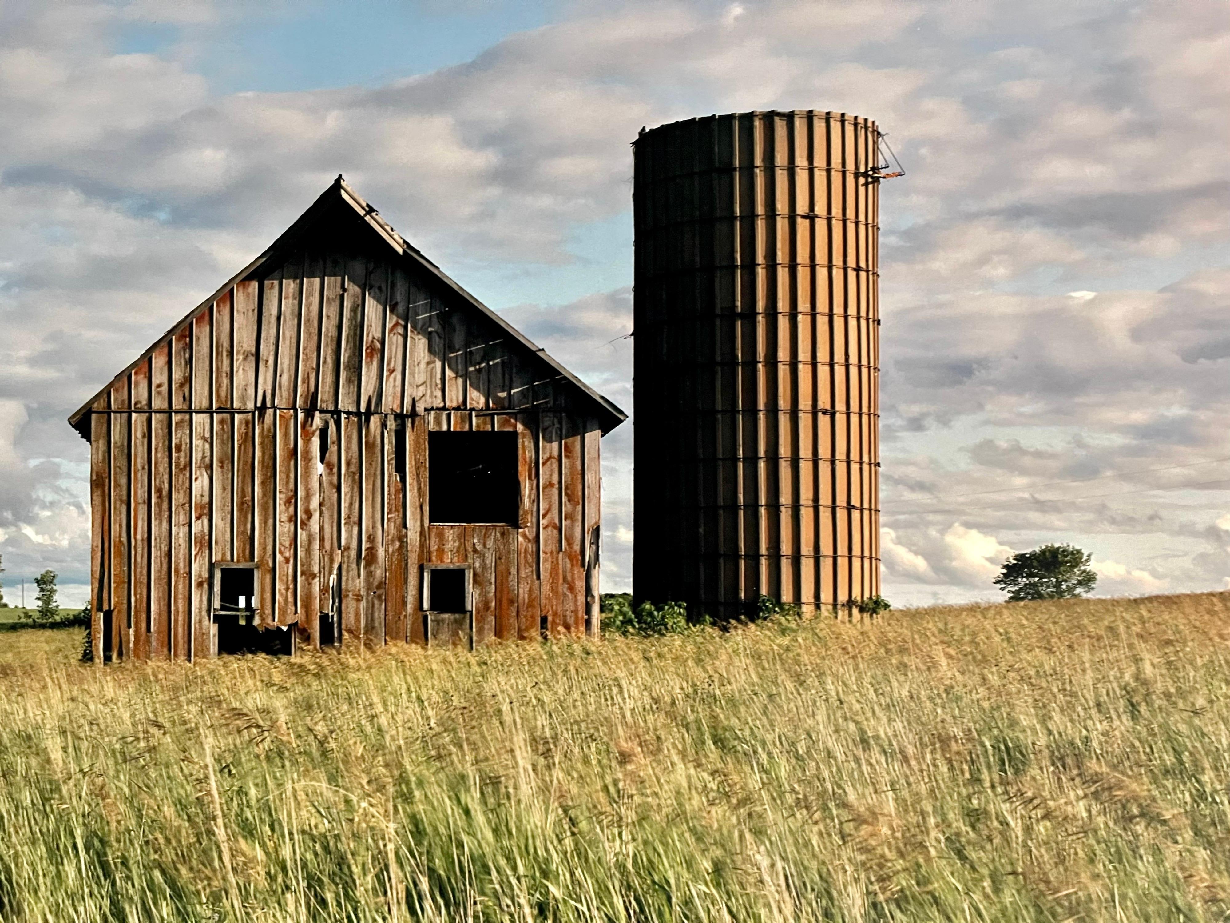 Bauernhof, Sommerlandschaft, große Panoramik, Vintage-Farbfotografie, signiertes Foto – Photograph von Maxwell Mackenzie
