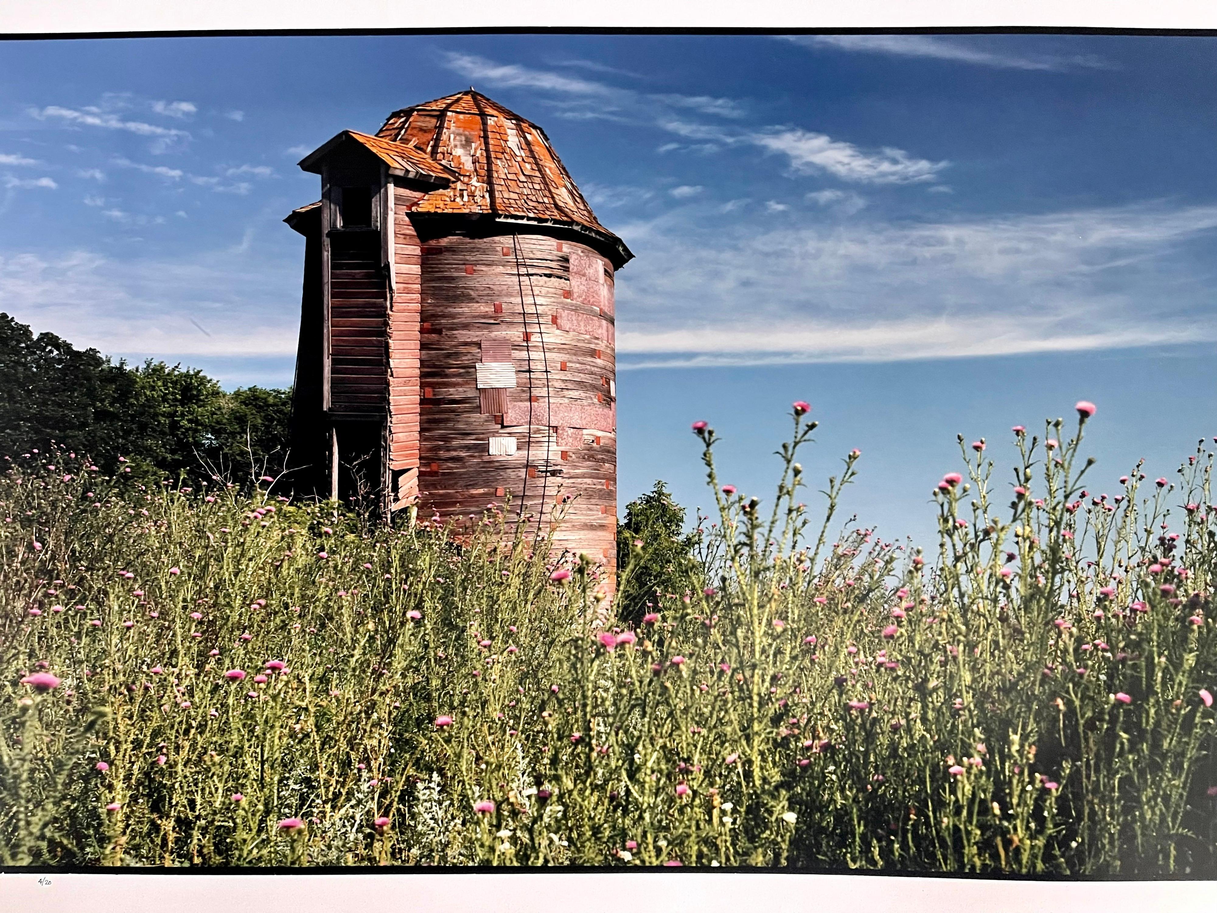 Paysage d'été de ferme, grande photographie Panoramique couleur vintage signée - Beige Landscape Photograph par Maxwell Mackenzie