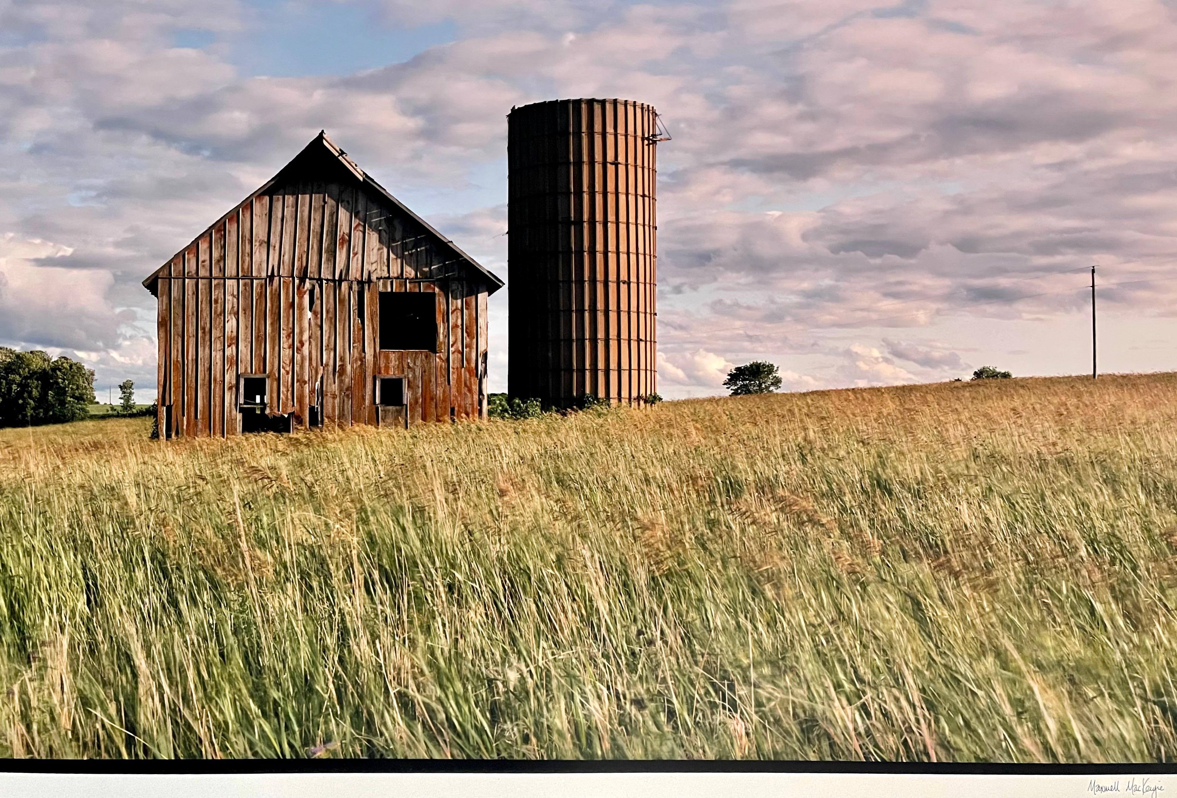Gehöft der Gemeinde Amor, Sommer
Fabelhafte amerikanische Landschaftsfotografie einer ländlichen Landschaftsszene. 
aus kleiner handsignierter Auflage von 20 Stück
Chromogener Großformatdruck auf Kodak Professional Papier
Die Blätter sind etwa 30 x