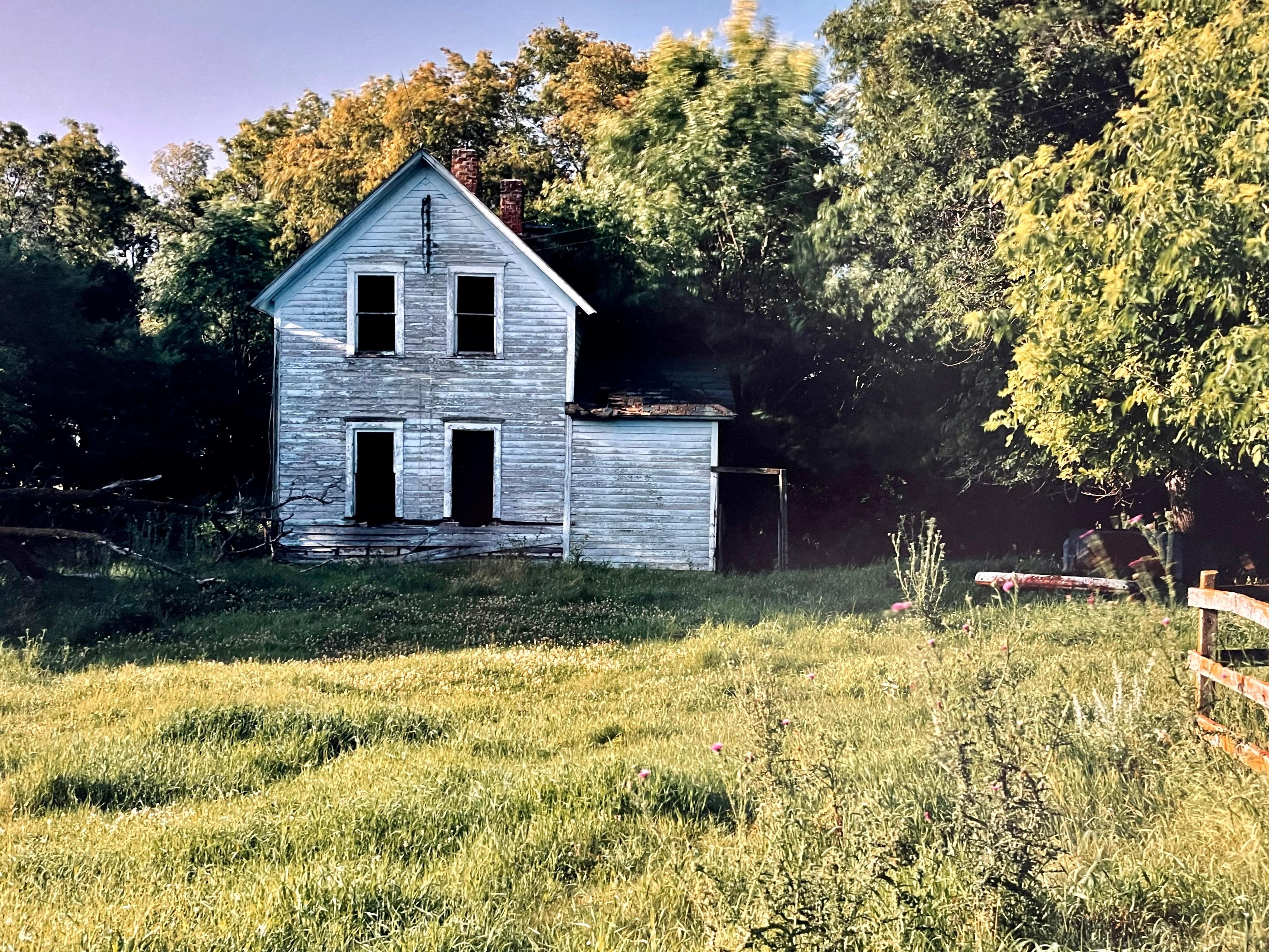 Everts Township Homestead, Sommer 1993
Fabelhafte amerikanische Landschaftsfotografie einer ländlichen Landschaftsszene. 
aus kleiner handsignierter Auflage von 20 Stück
Chromogener Großformatdruck auf Kodak Professional Papier
Die Blätter sind etwa