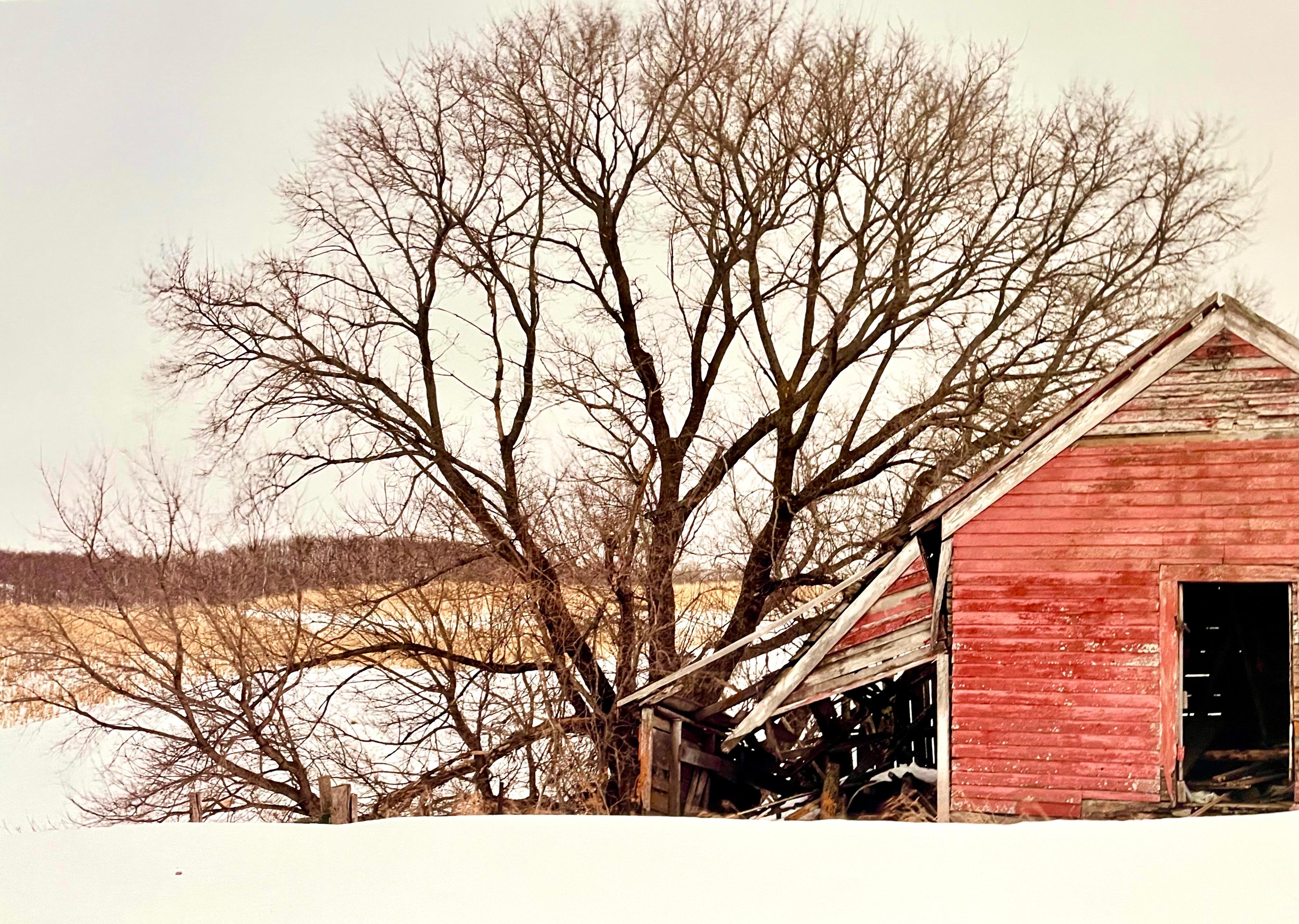 La ferme, paysage d'hiver, grande photographie Panoramique couleur vintage signée - Beige Landscape Photograph par Maxwell Mackenzie