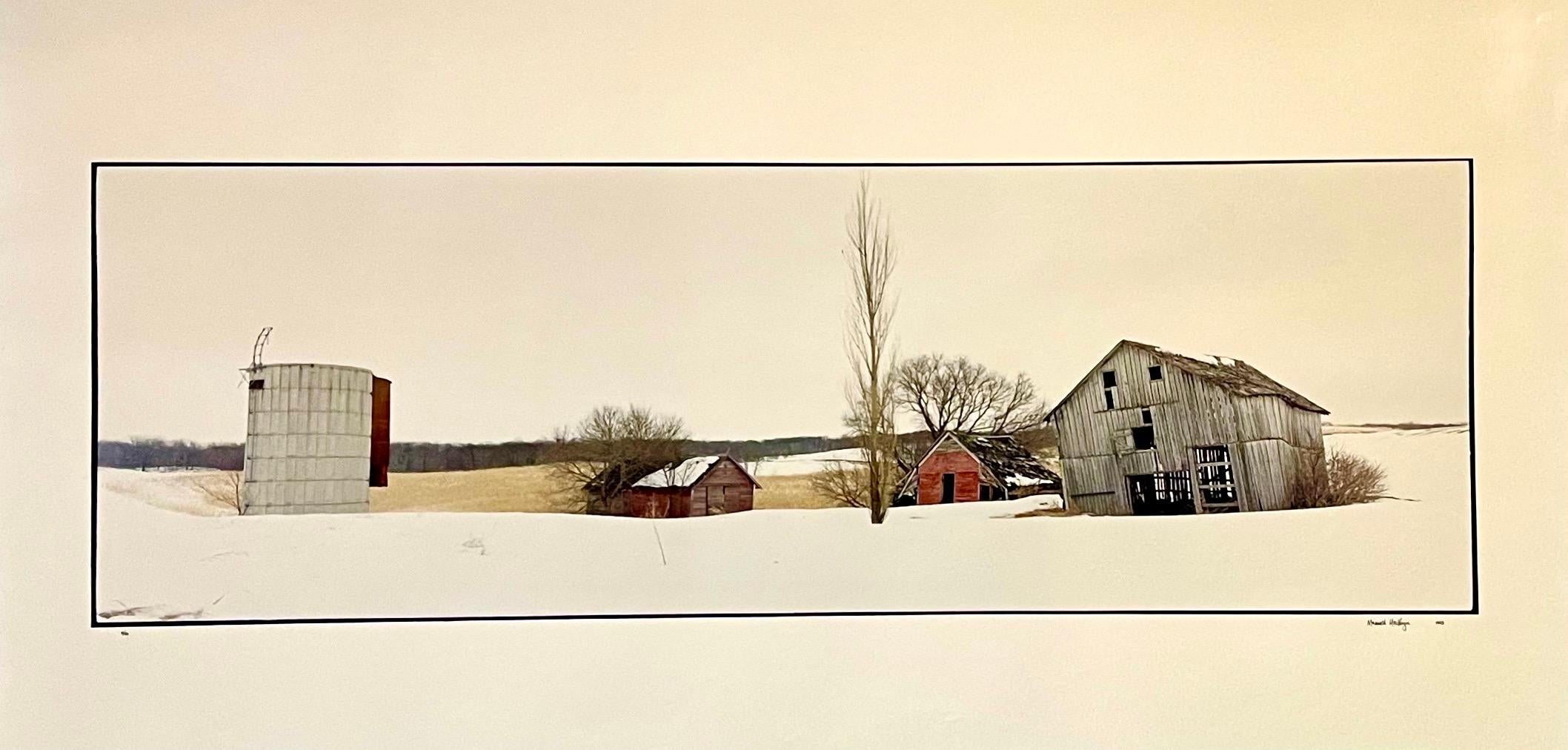 Maxwell Mackenzie Landscape Photograph – Bauernhof, Winterlandschaft, große Panoramik, Vintage-Farbfotografie, signiertes Foto