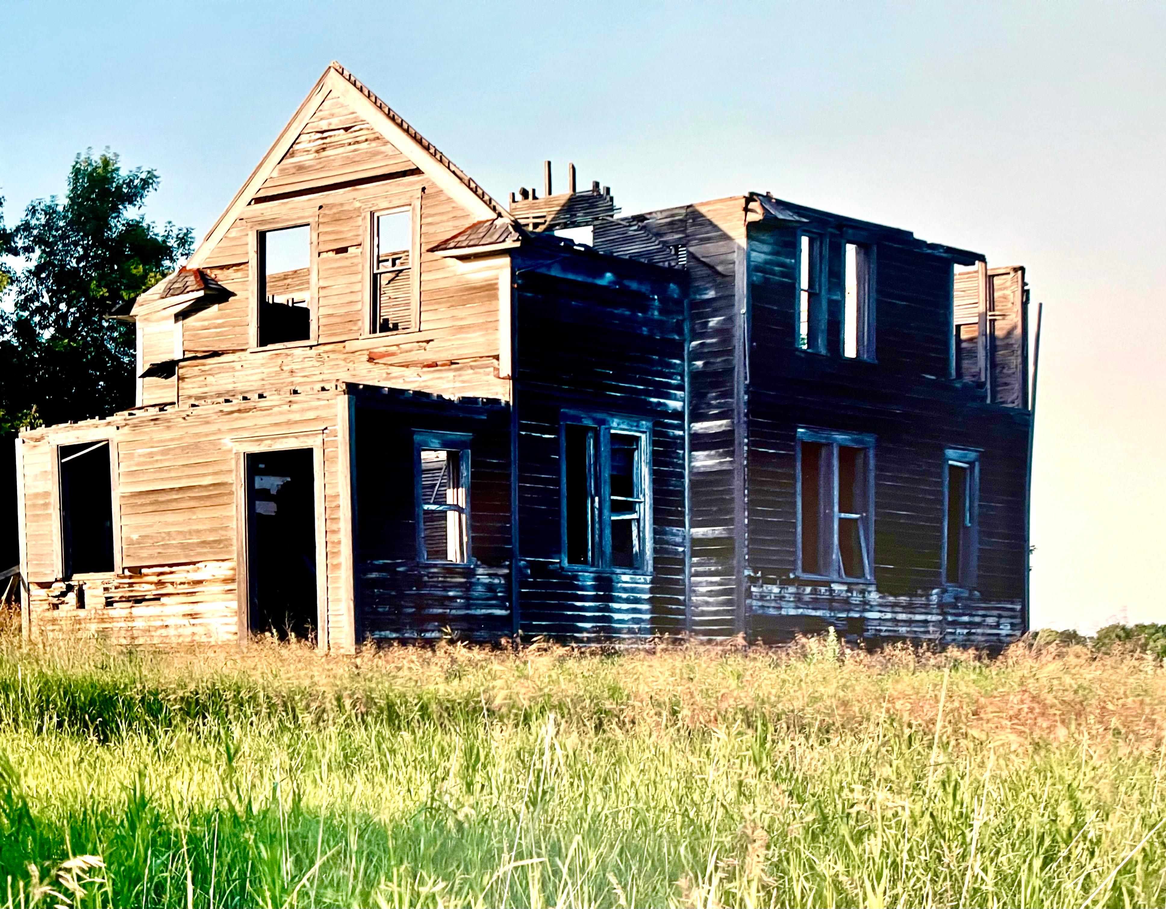 Vieux paysage d'été de grange, grande photographie couleur vintage en panneau, signée - Photograph de Maxwell Mackenzie