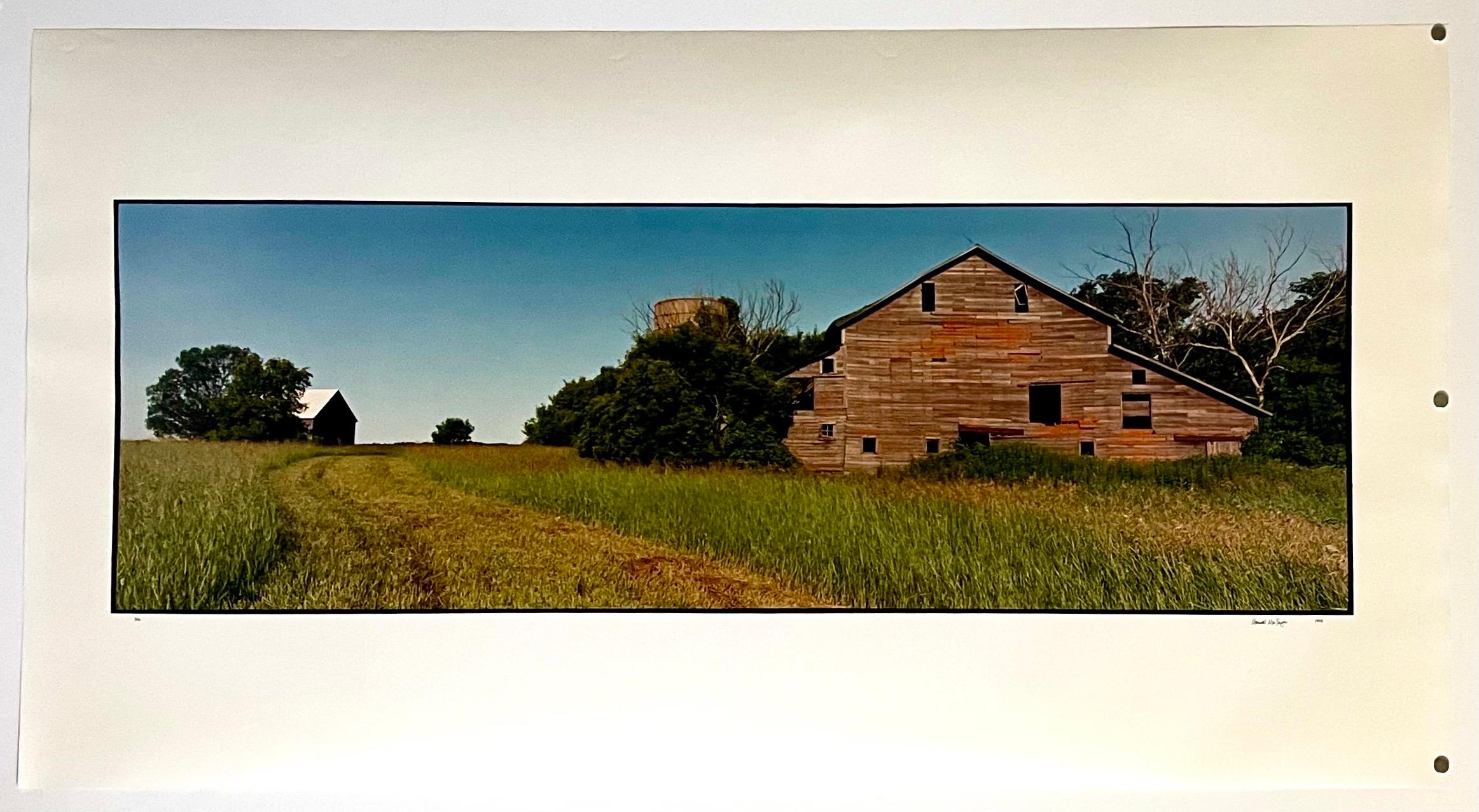 Vieux paysage d'été de grange, grande photographie couleur vintage en panneau, signée - Beige Landscape Photograph par Maxwell Mackenzie