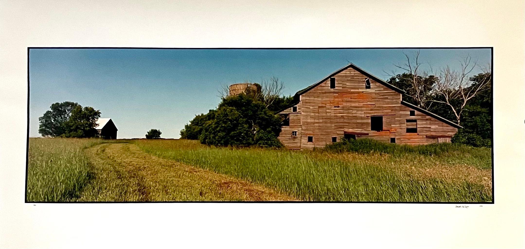 Maxwell Mackenzie Color Photograph – Old Barn Sommerlandschaft, große Panoramic Vintage-Farbfotografie, signiertes Foto