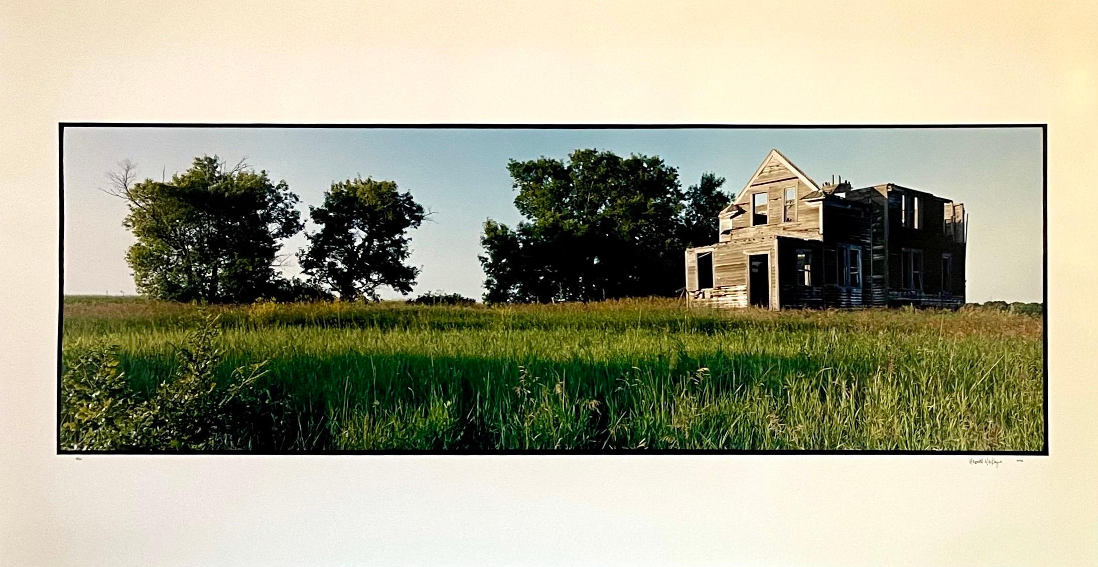 Maxwell Mackenzie Color Photograph – Old Barn Sommerlandschaft, große Panoramic Vintage-Farbfotografie, signiertes Foto