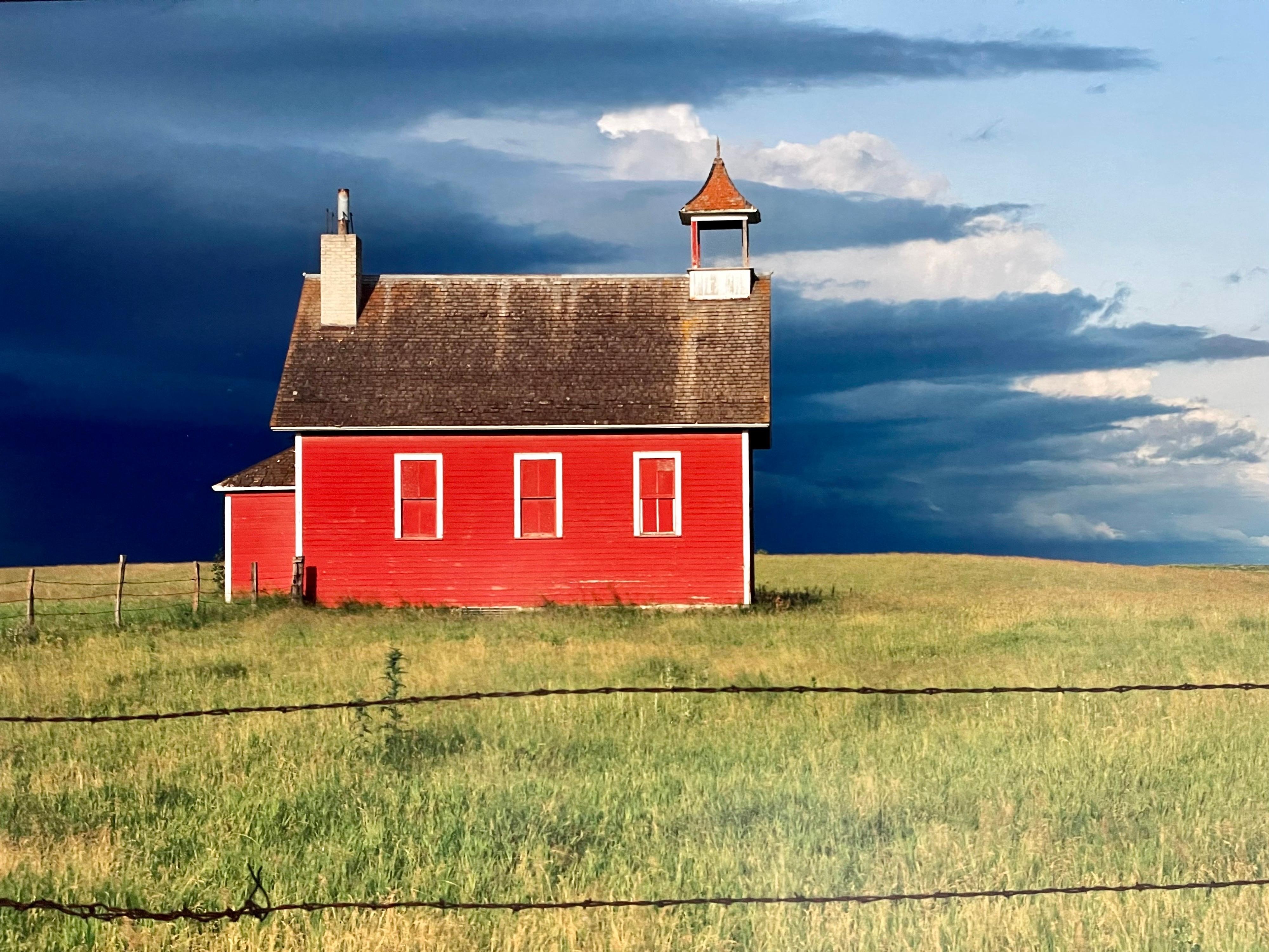 Casa della scuola di Everts Township, estate 1992
Favolosa fotografia di paesaggio americano di una scena di paesaggio rurale. 
da una piccola edizione firmata a mano di 20 esemplari
Stampa cromogenica di grande formato su carta professionale