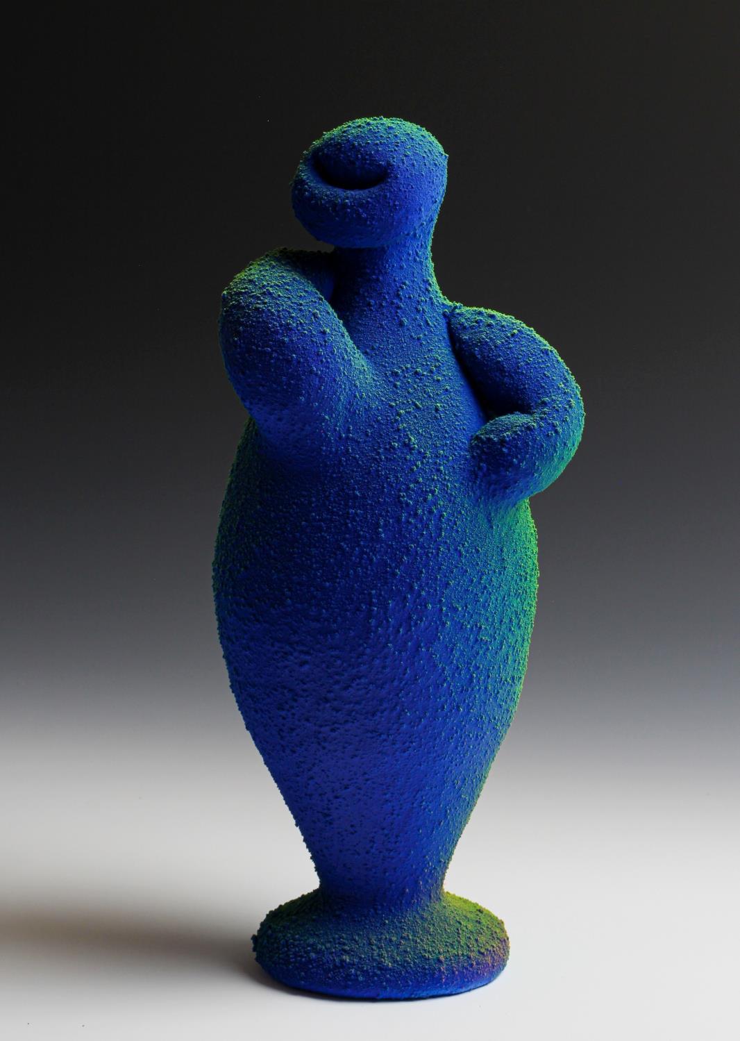 Figurative Sculpture de Maxwell Mustardo - "Ánfora azul y verde 1", Técnica mixta, Cerámica, Escultura, Gres, Plástico