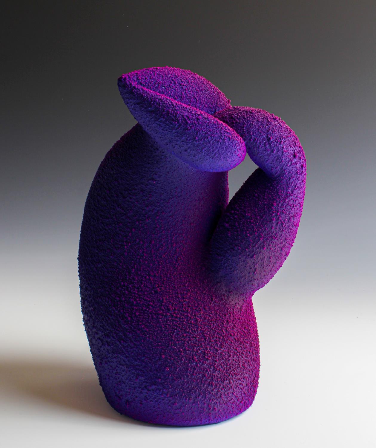 Abstract Sculpture Maxwell Mustardo - "Blurple Pitcher", contemporain, technique mixte, céramique, sculpture, non fonctionnel