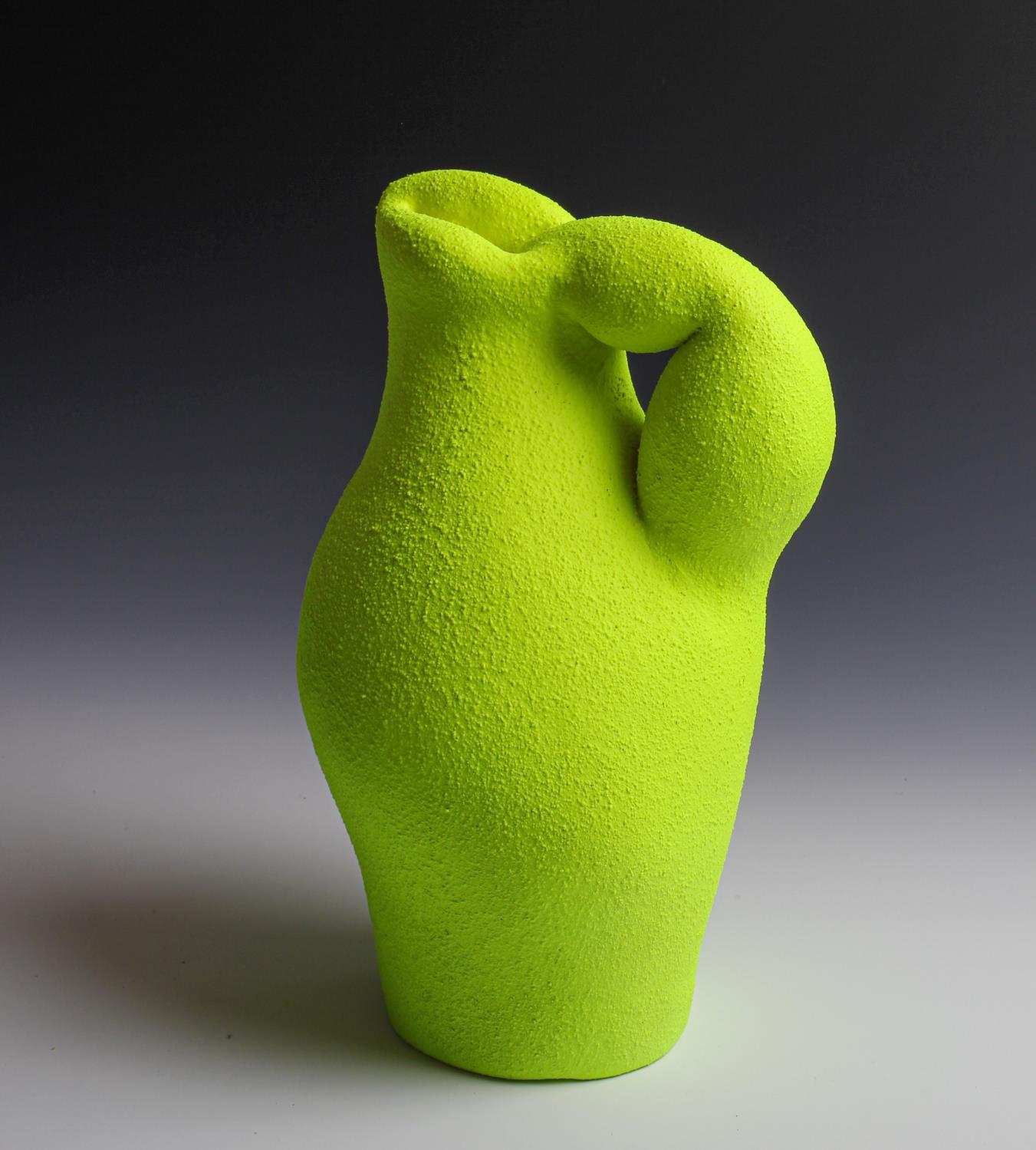 Brocca gialla, Maxwell Mustardo, 2023, Gres con superficie plastica spruzzata