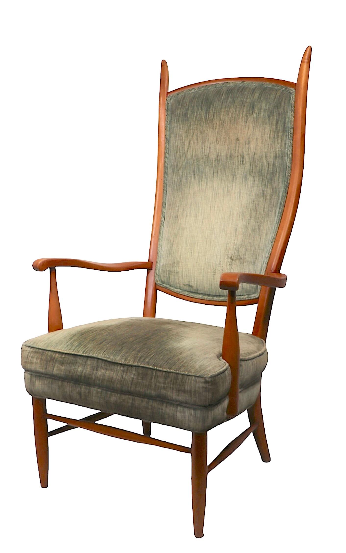 Sedia da salotto con schienale alto, chic ed elegante di Maxwell Royal Chair Company. La sedia presenta una scultorea struttura in legno a vista con schienale e cuscino imbottito. 
 Questo esemplare è in buone condizioni, pulito e originale, e