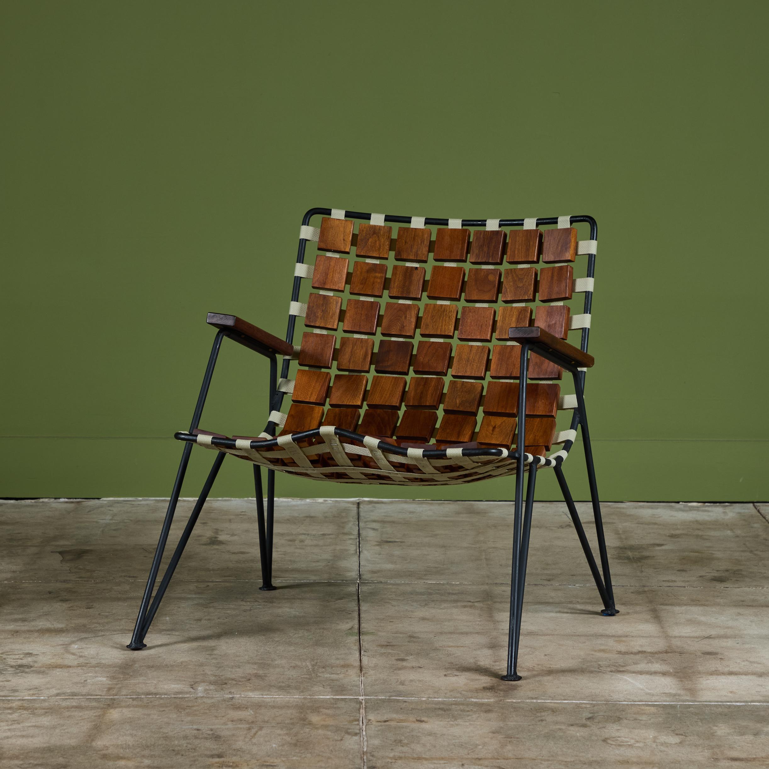 Silla de salón Maxwell Yellen de nogal y hierro forjado Moderno de mediados de siglo en venta