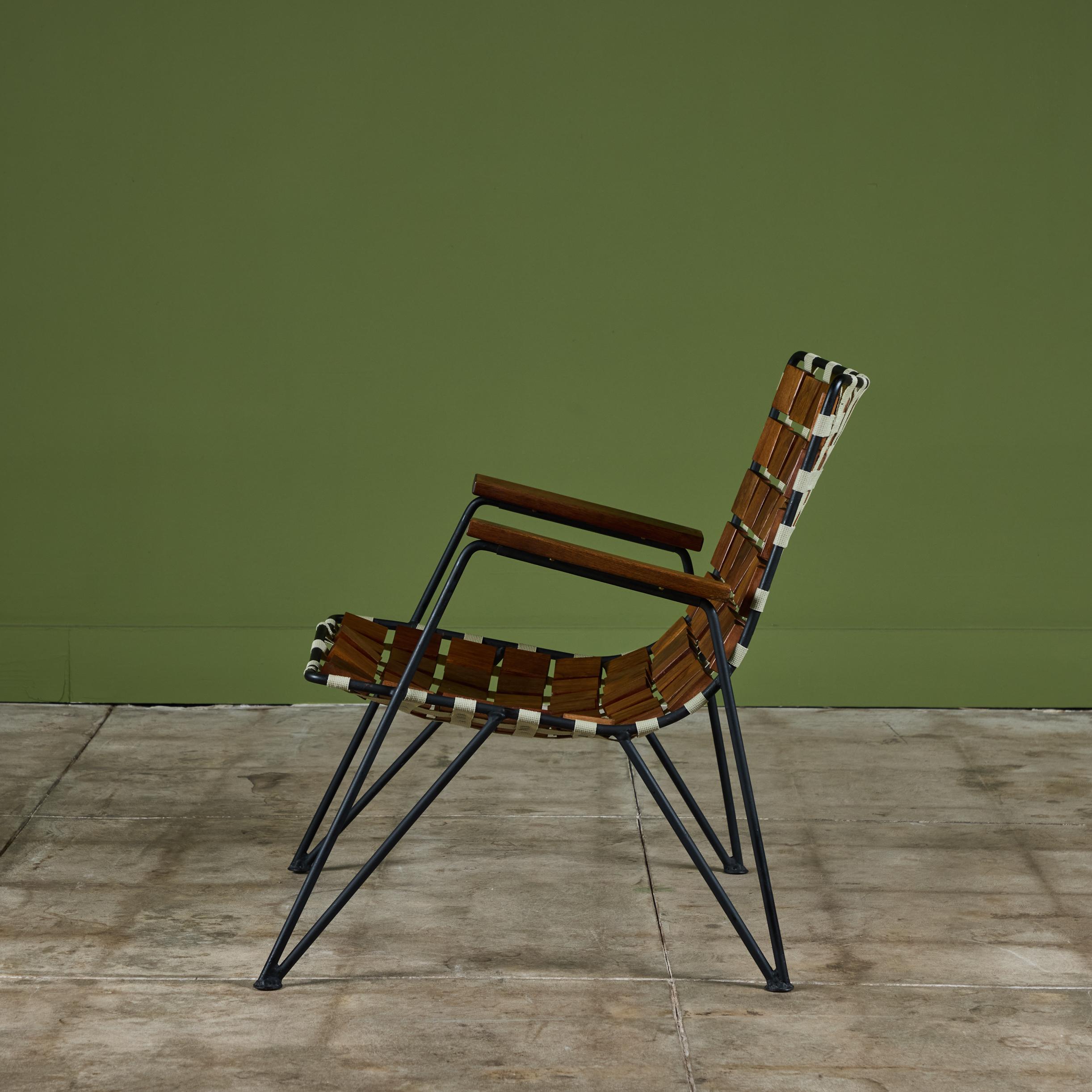 Silla de salón Maxwell Yellen de nogal y hierro forjado mediados del siglo XX en venta