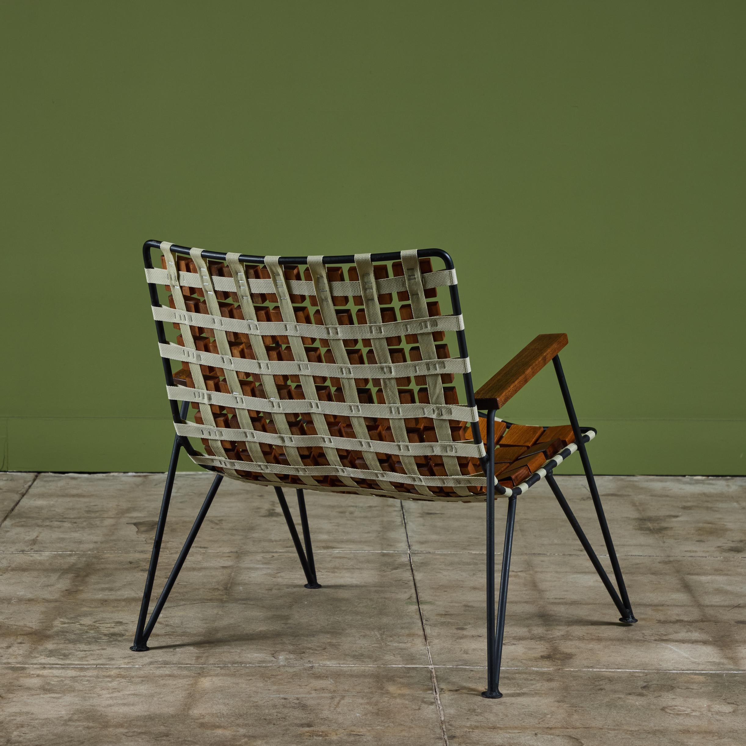 Silla de salón Maxwell Yellen de nogal y hierro forjado en venta 1