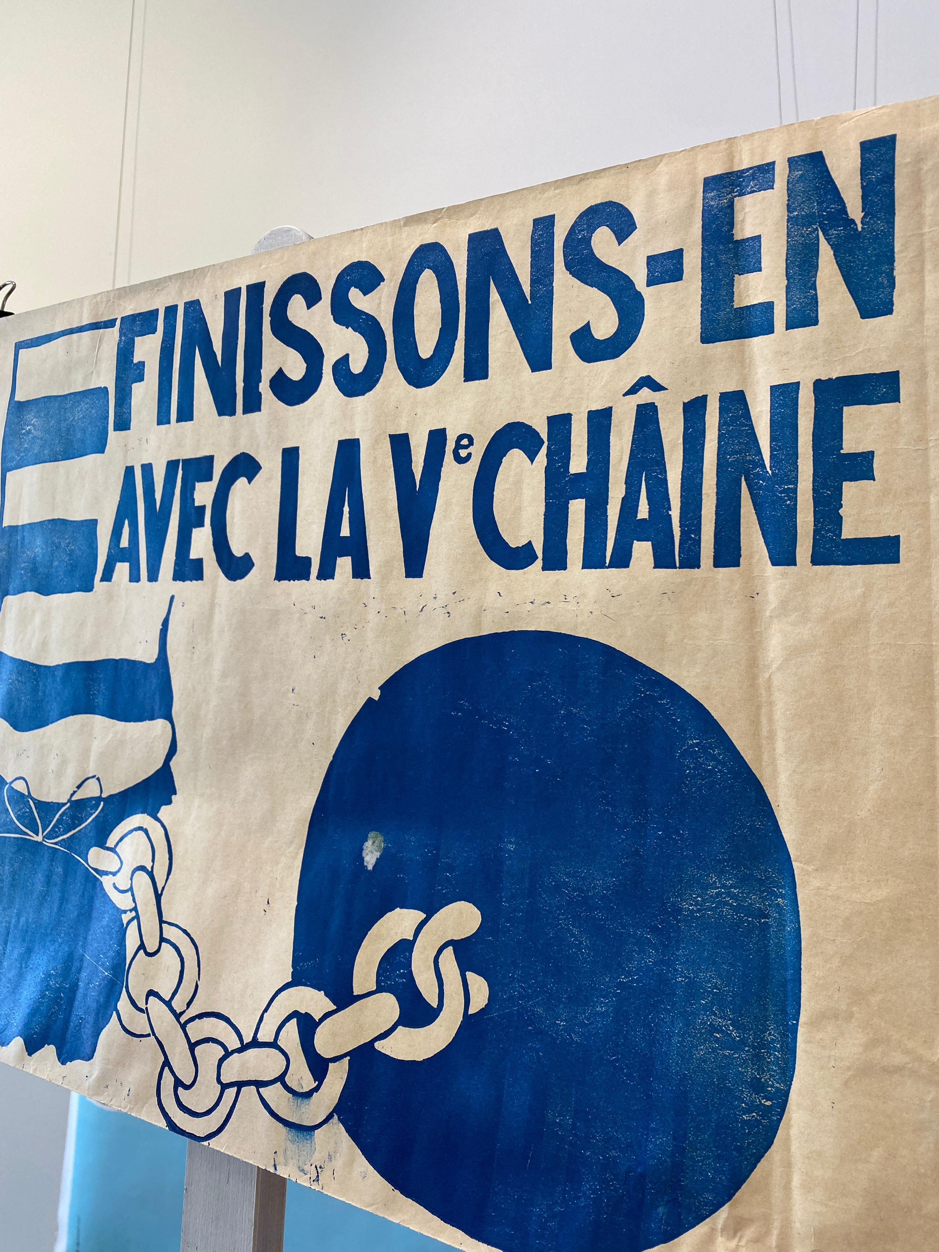 May 68 Original Vintage French Political Poster 'Finissons-en avec la Vè chaîne' In Good Condition For Sale In Melbourne, Victoria