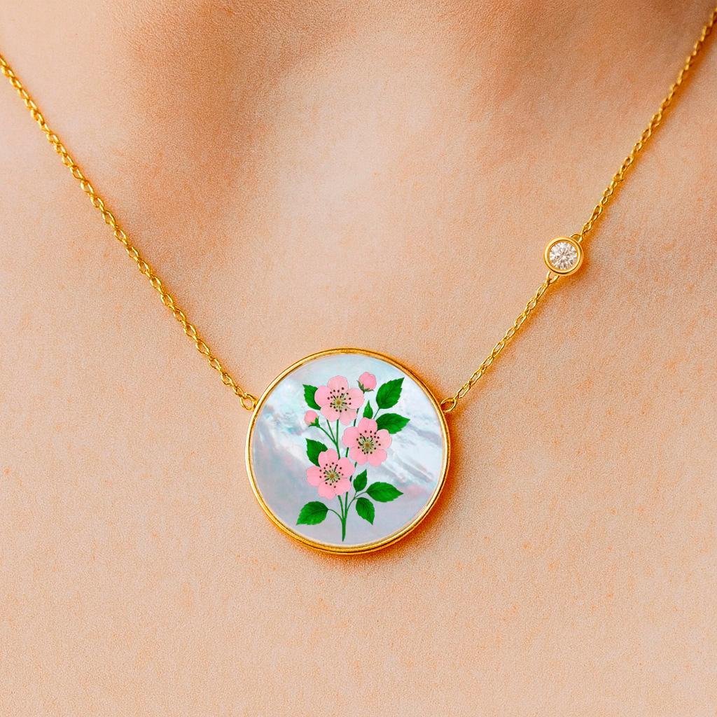Ciondolo con fiore del mese di nascita di maggio/ Ciondolo con fiore di biancospino dipinto su madreperla / Ciondolo rotondo in madreperla, moissanite e disegno di un fiore. Gioielli Zodiac.
Collana da donna, Argento 925, madreperla