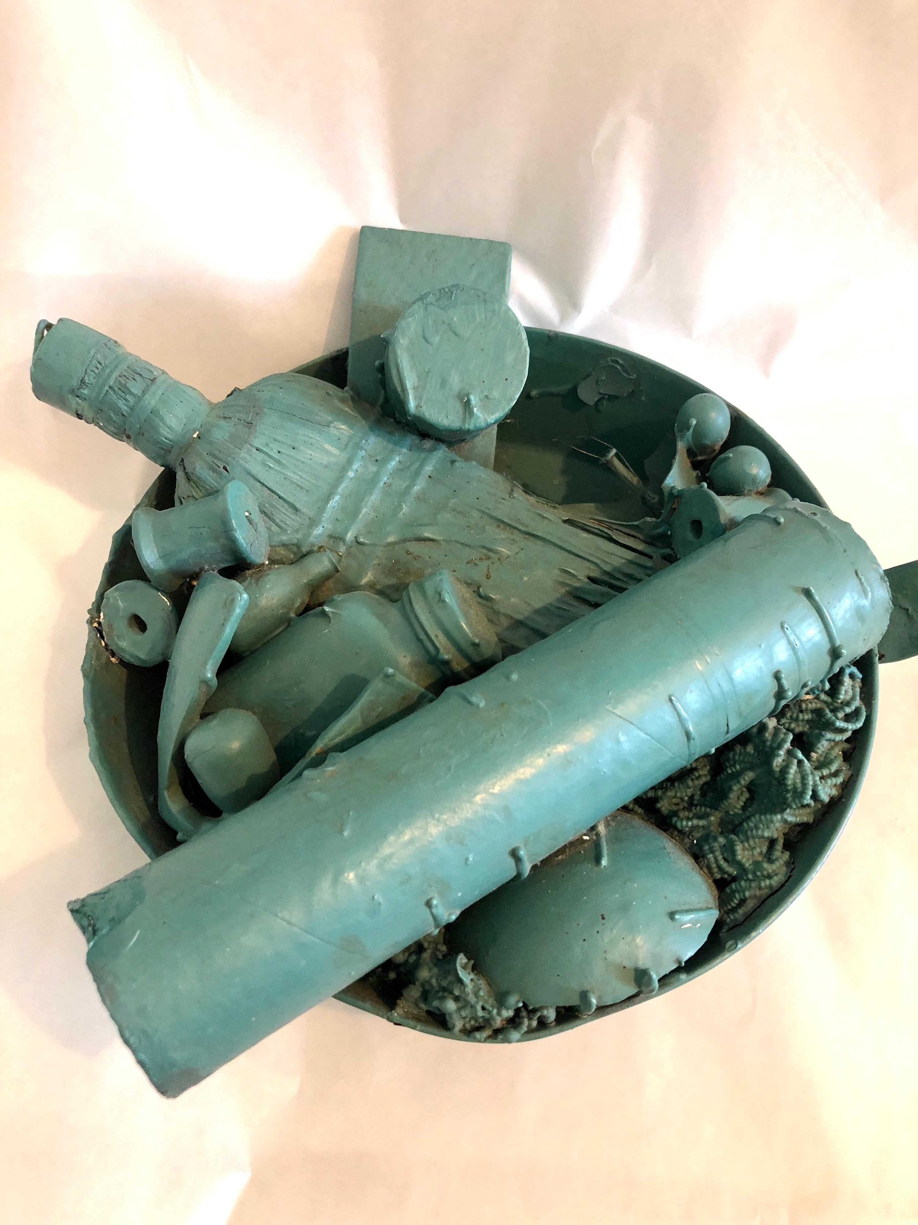 1967 Pop Art, May Wilson, Escultura pintada Surrealista Feminista Ensamblaje de Basura en venta 9