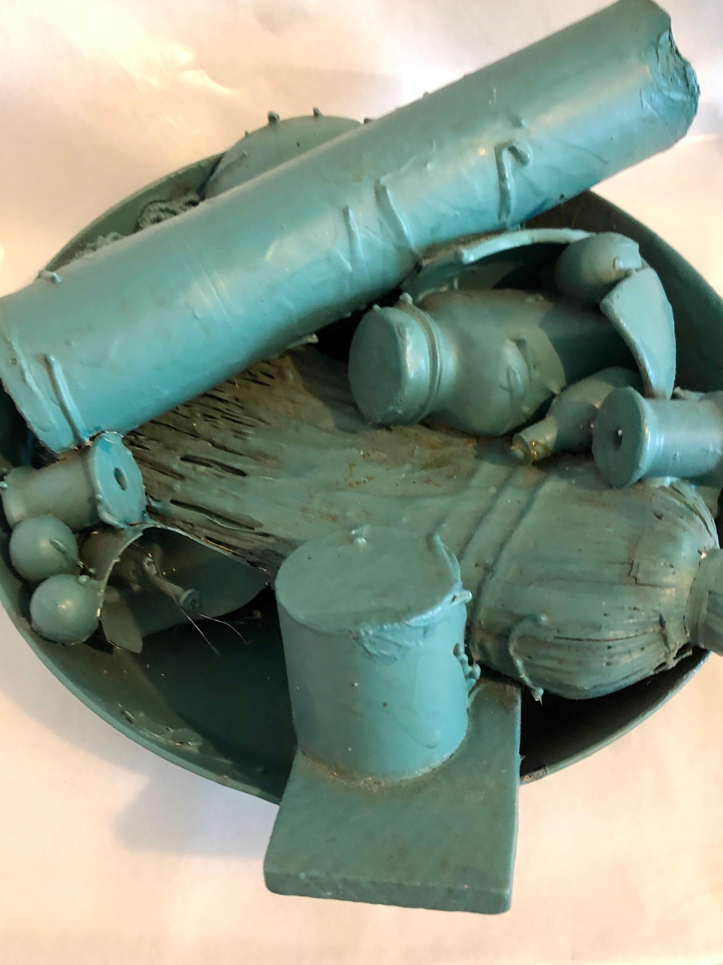 1967 Pop Art, May Wilson, Escultura pintada Surrealista Feminista Ensamblaje de Basura en venta 3
