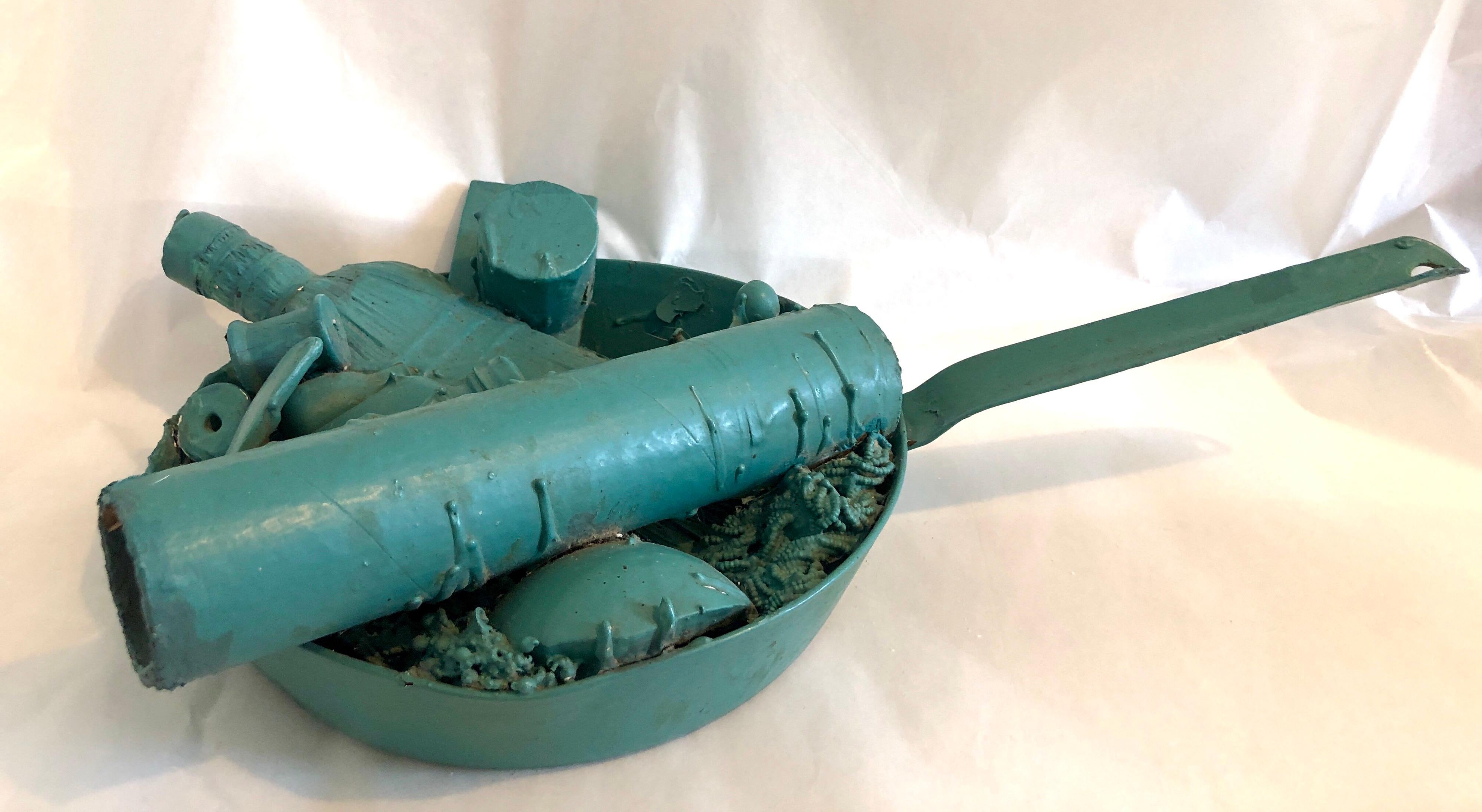 1967 Pop Art, May Wilson, Escultura pintada Surrealista Feminista Ensamblaje de Basura en venta 6
