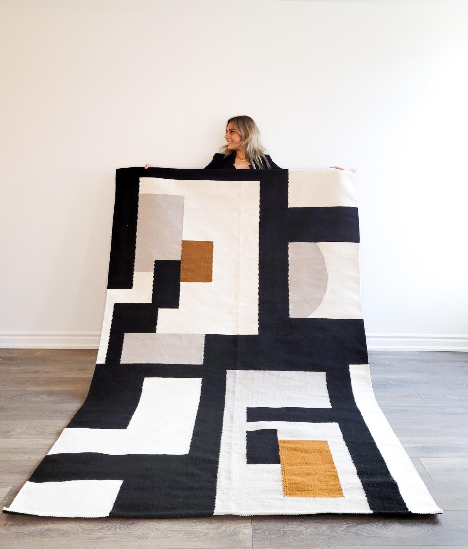 Wir stellen unser neuestes Teppichdesign vor, ein atemberaubendes Meisterwerk, inspiriert von der Essenz des zeitgenössischen Minimalismus. Dieser Teppich fängt mühelos die Essenz des modernen Designs ein und bietet eine harmonische Mischung aus