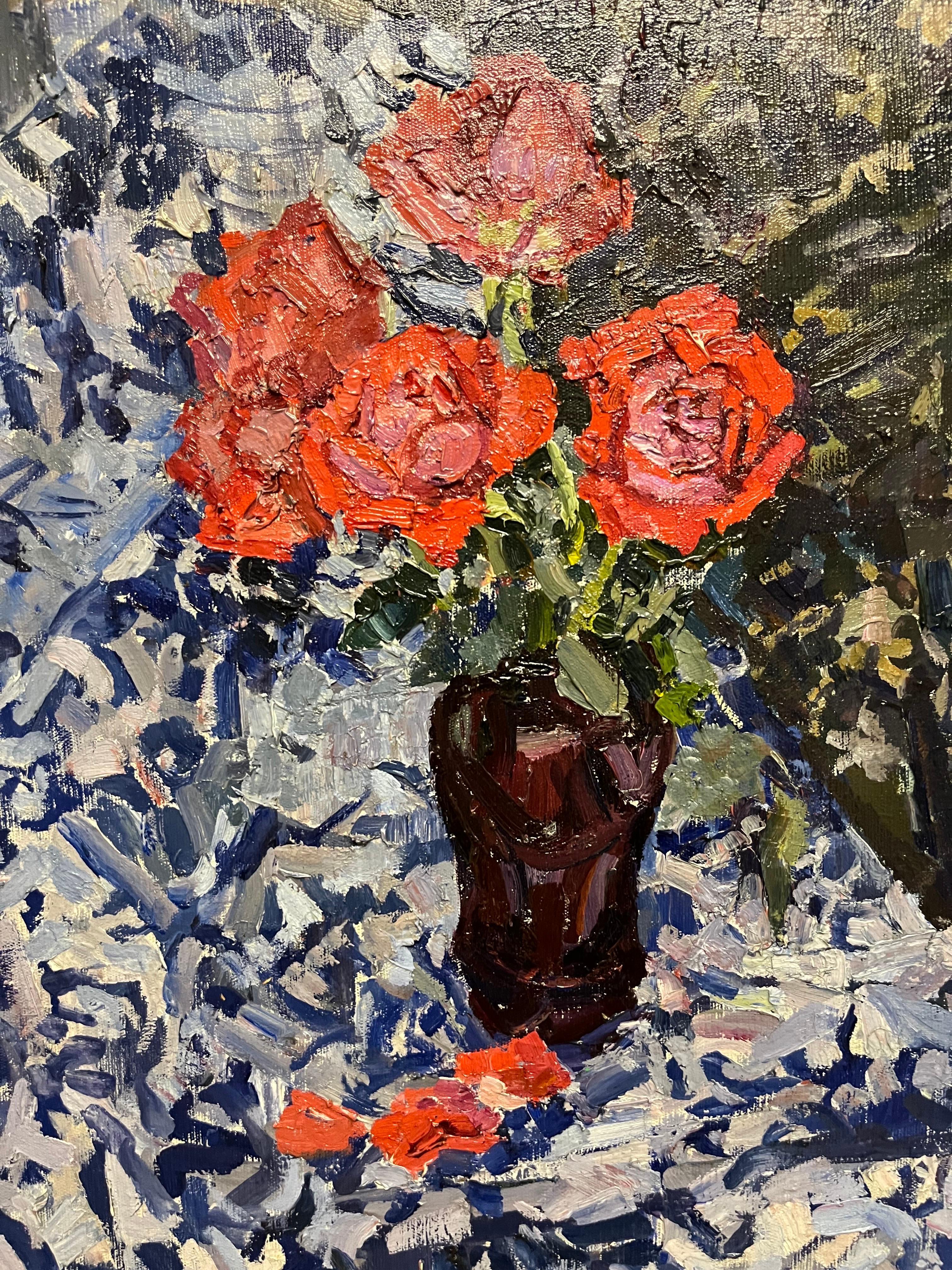 « Roses rouges sur toile de table bleue », Huile, 100 x 75 cm  1970  - Impressionnisme Painting par Maya KOPITZEVA