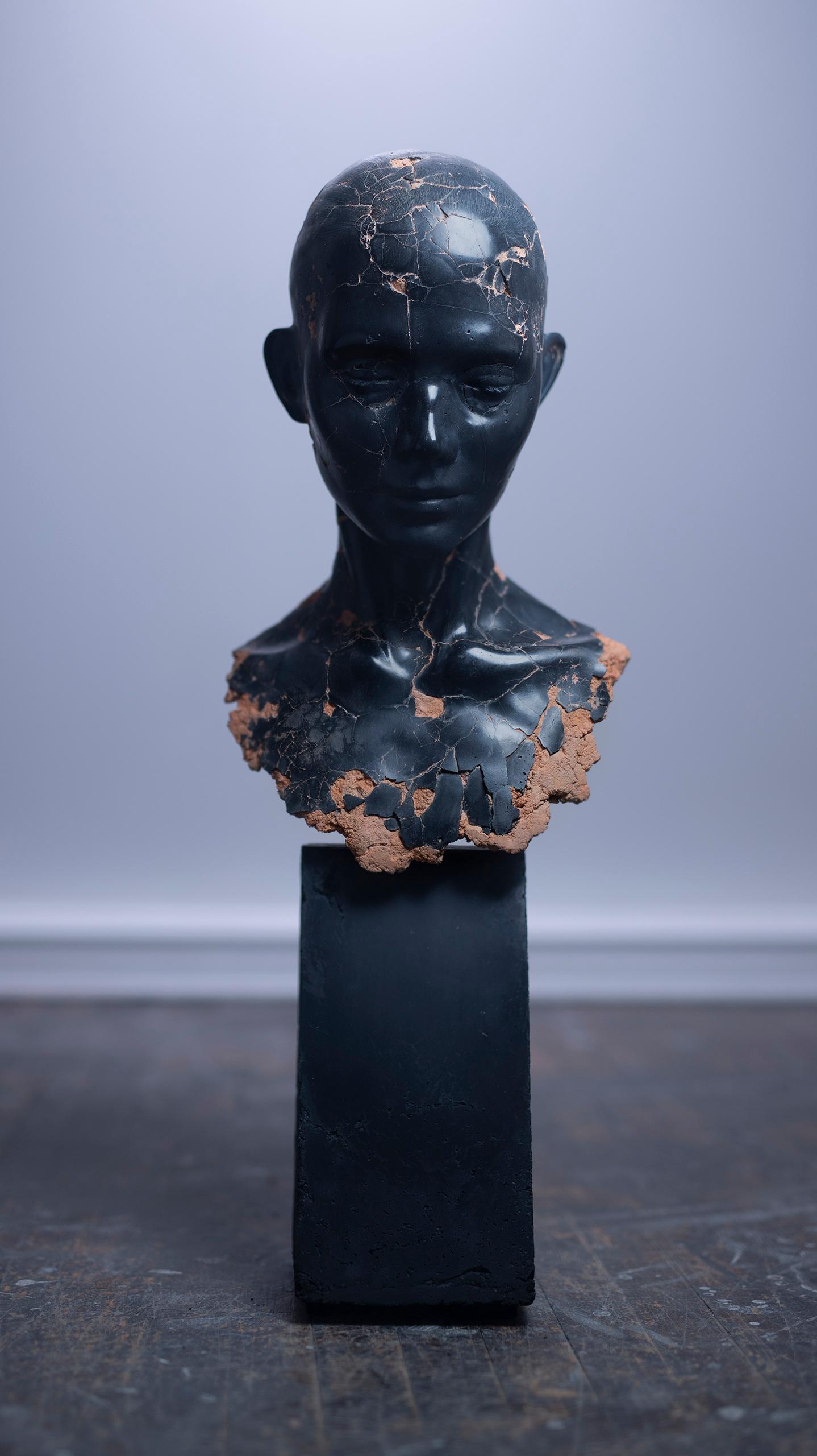 Figurative Sculpture Maya Kulenovic  - Fragment mystique Variation de la hématite 2 Sculpture en béton Pigments Iron En stock