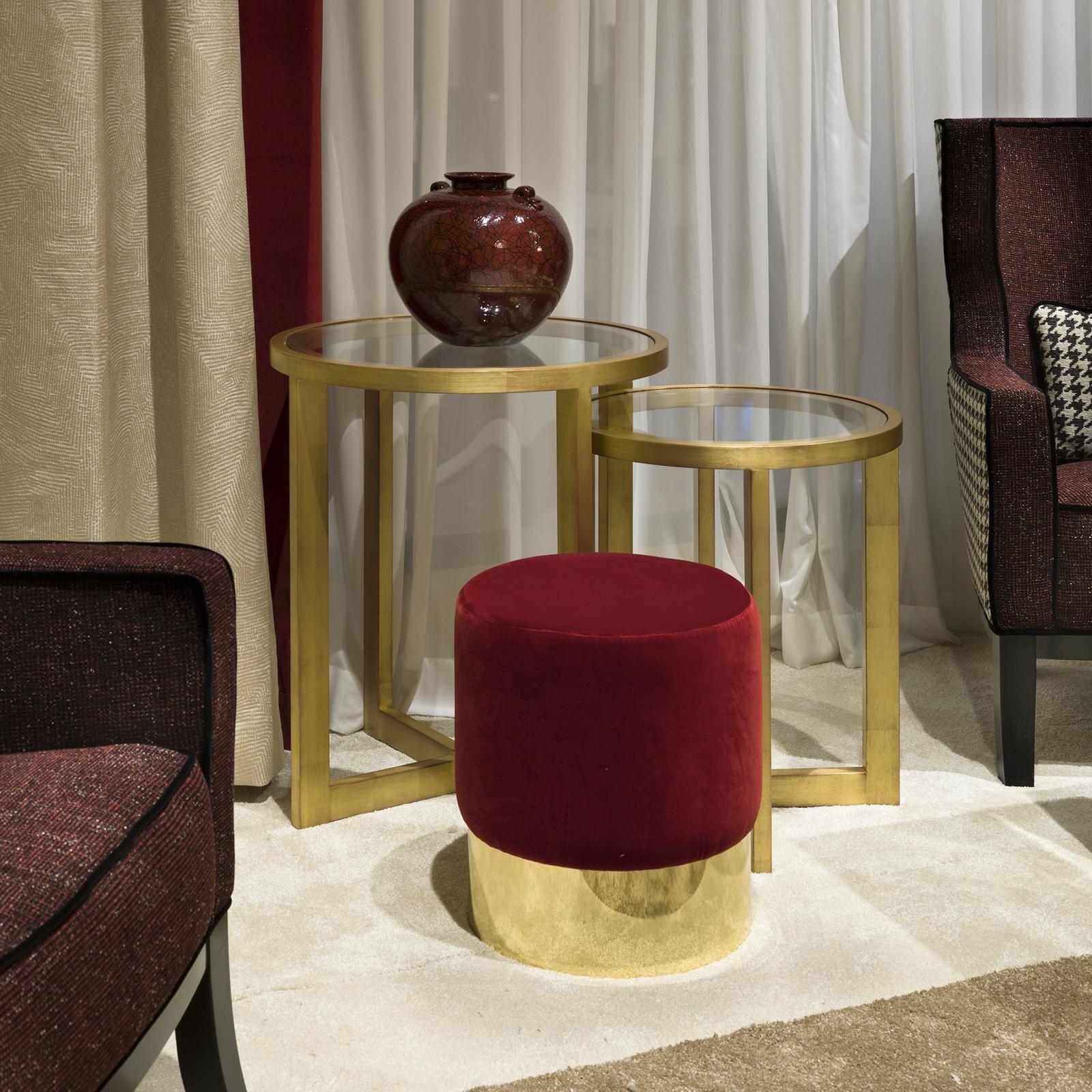 A piece that is sure to make a statement in a Classic or modern decor, this pouf is also a versatile object of functional decor that can be used as elegant stool in an entryway or extra seating in a living room. The cylindrical silhouette features a