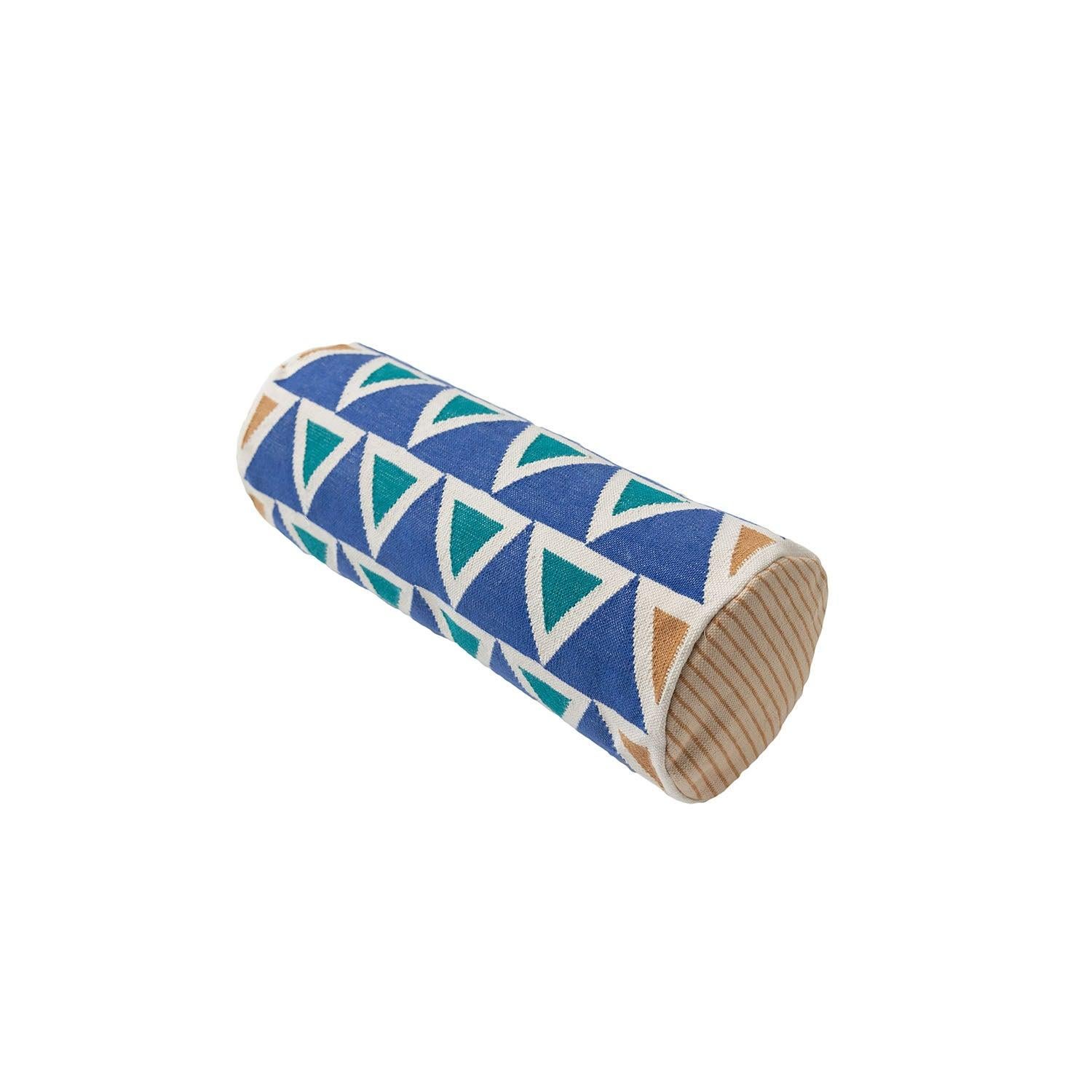 Nos coussins de traversin sont tissés à la main de manière éthique par des artisans du Rajasthan, en Inde, selon une technique de tissage traditionnelle propre à cette région.

L'achat de cet oreiller artisanal permet de soutenir les artisans et de